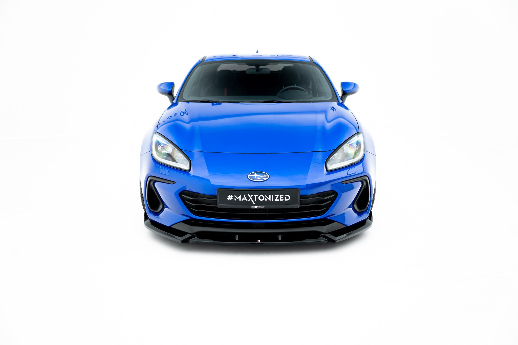 Frontleppe Subaru BRZ MK2 2021 V.1 med svarte detaljer, sett forfra mot hvit bakgrunn.