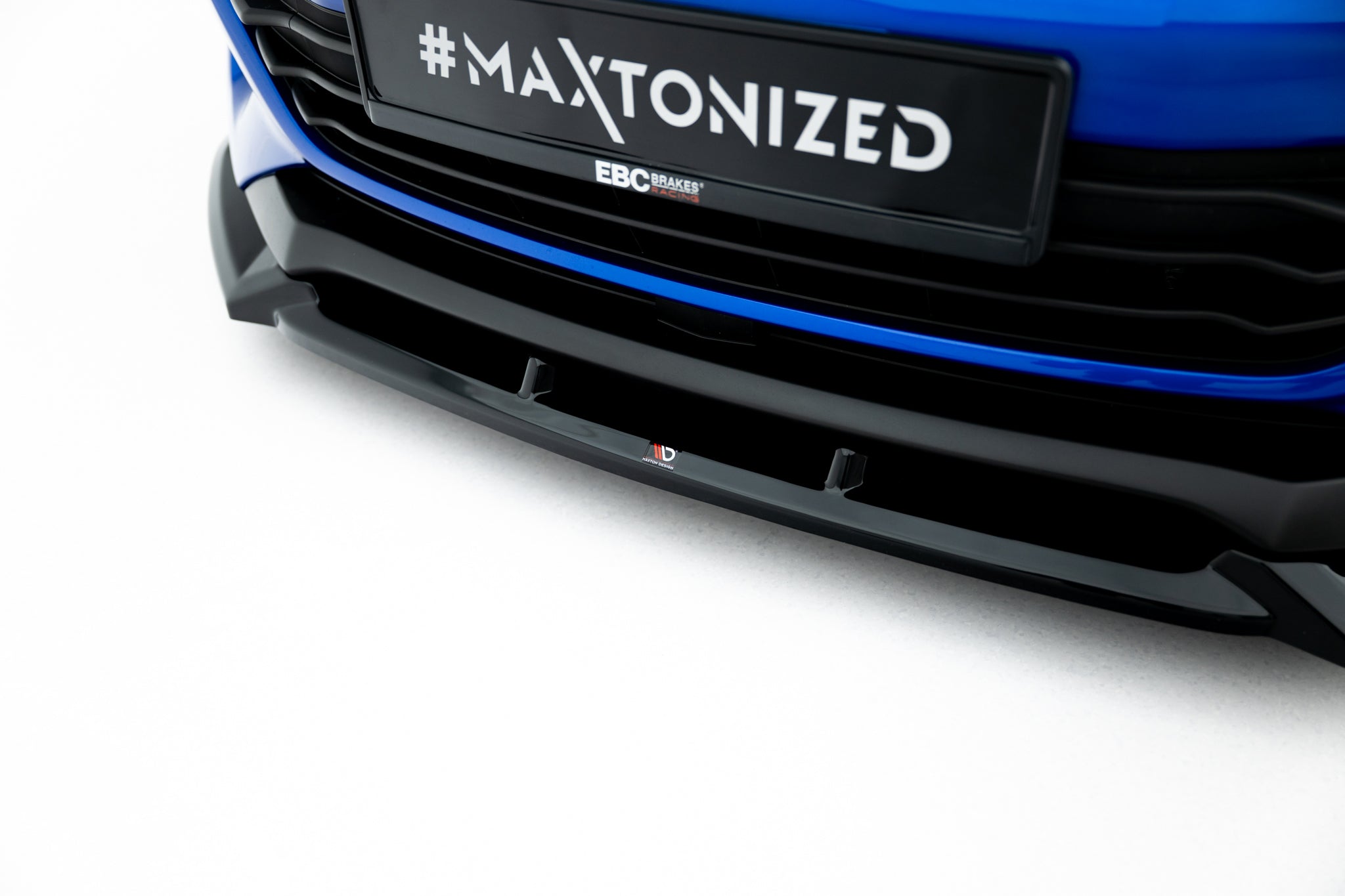 Spoiler til Subaru BRZ MK2 2021 i sort og blå plast sett forfra, med logo og aerodynamiske detaljer.