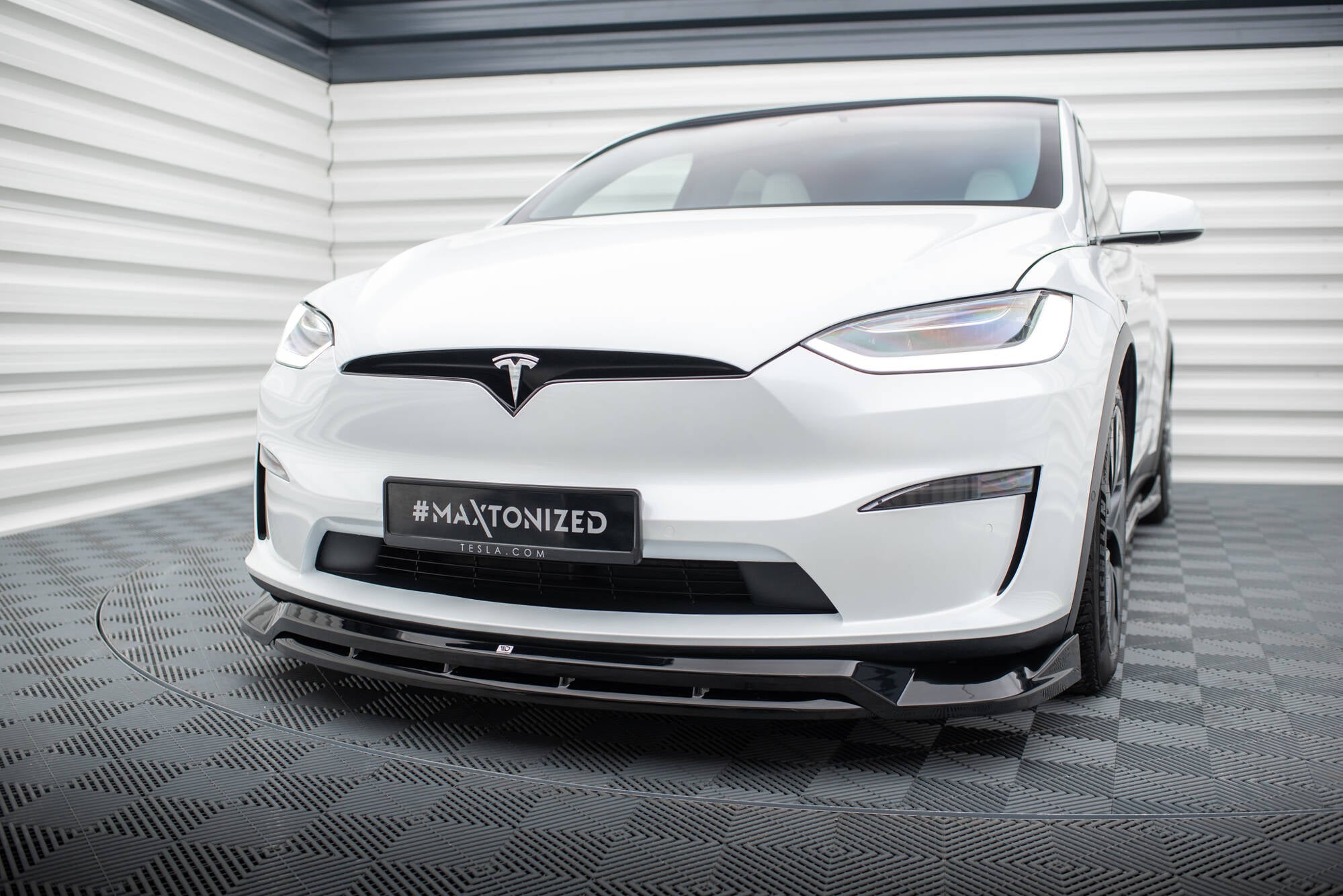 Frontspoiler Tesla Model X MK1 Facelift V.1 på hvit bil med sorte detaljer og LED-frontlykter.