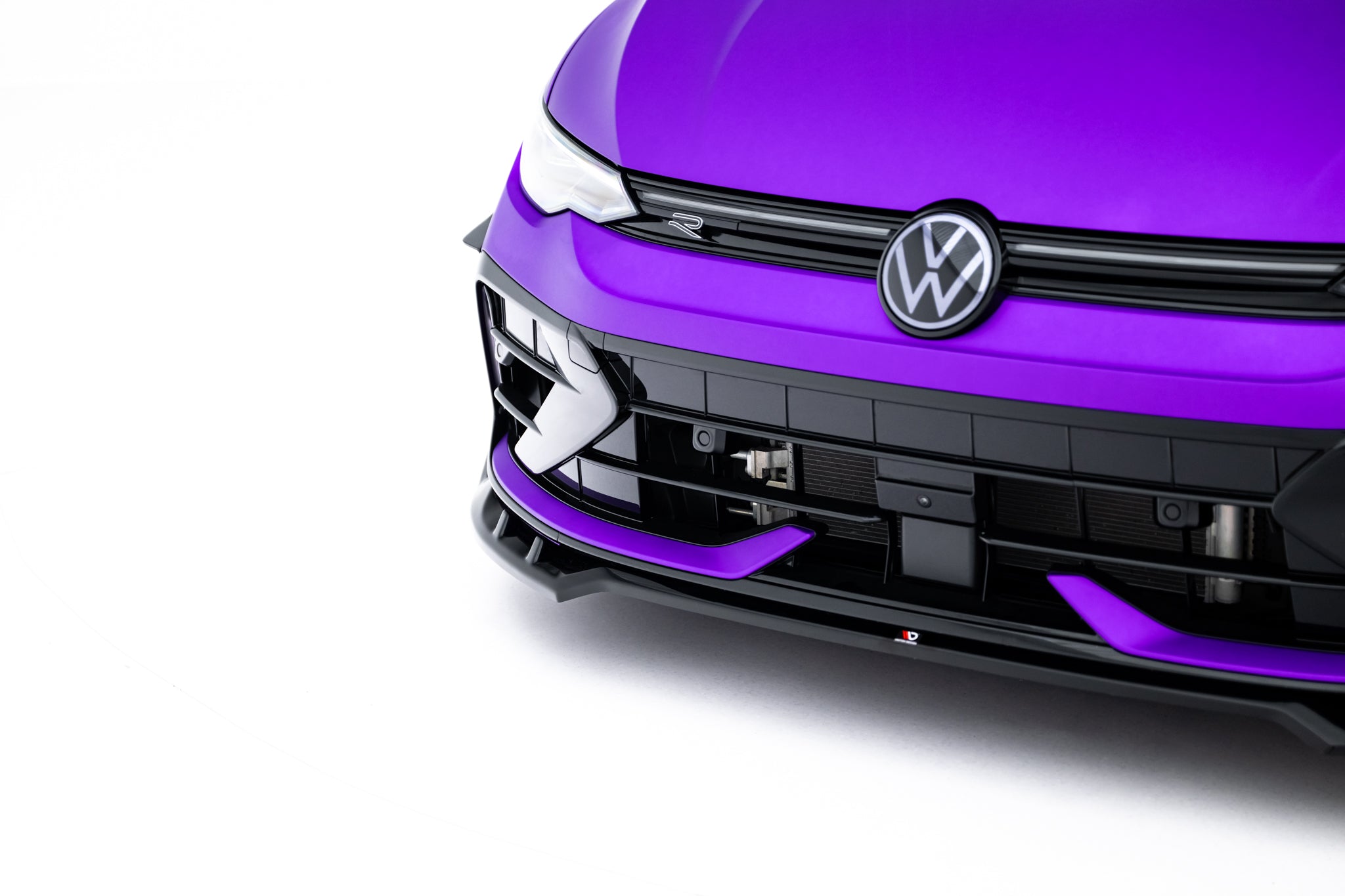 Spoiler på VW Golf R MK8 Facelift V.1 med blanke sorte detaljer og synlig Volkswagen-logo.