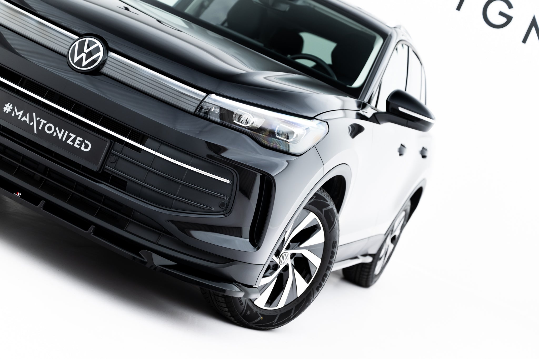 Frontleppe VW Tiguan MK3 V.1 sett forfra fra venstre, viser sorte detaljer og krom på grill.