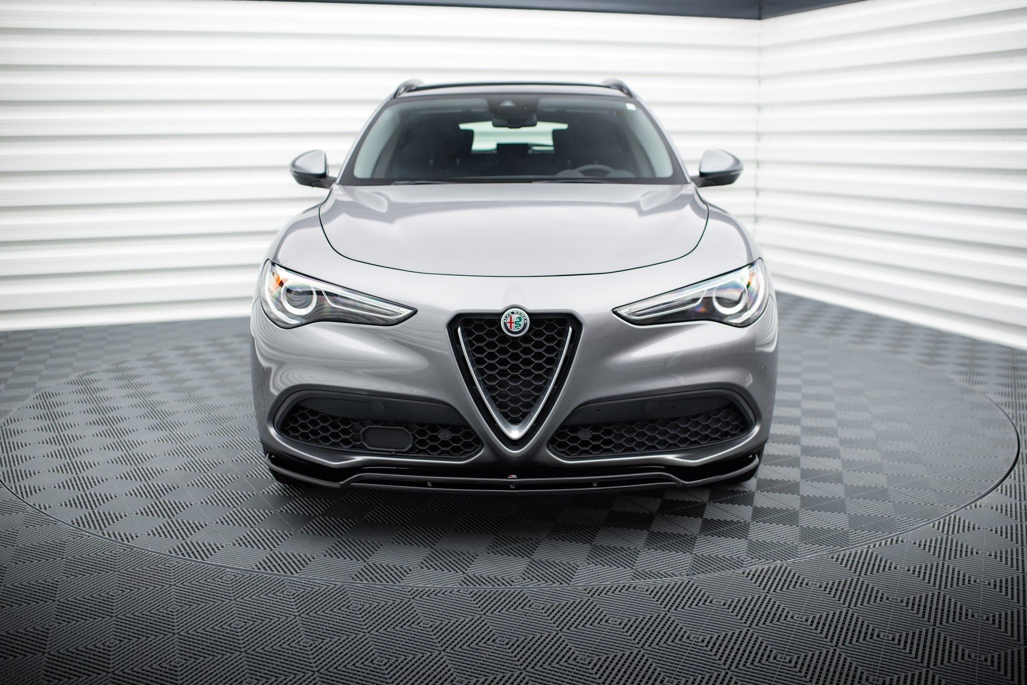 Frontleppe på Alfa Romeo Stelvio MK1 V.2 sett forfra med LED-lykter og bikubemønstret grill.