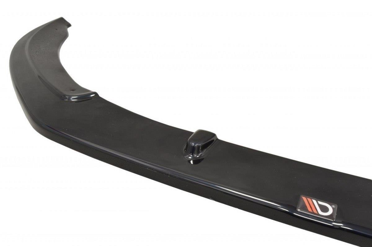 Front splitter Audi S3 8P FL V.2 svart plastdel med logo og forhøyning, vist i skrå vinkel.