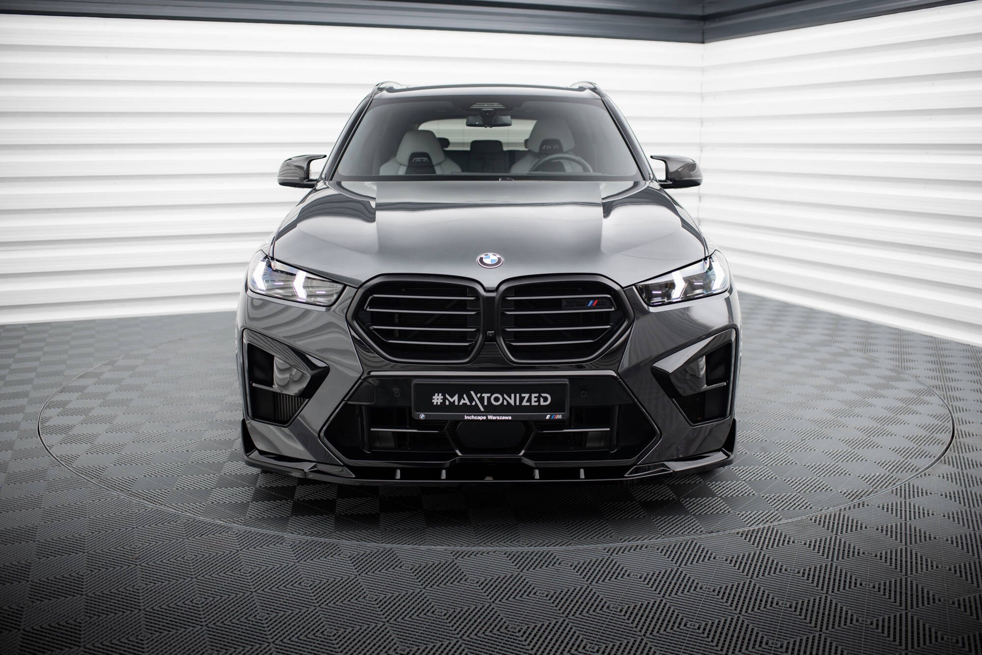Frontleppe på BMW X5 M F95 Facelift V.2, mørk grå SUV med svarte grilldetaljer og aerodynamisk front.