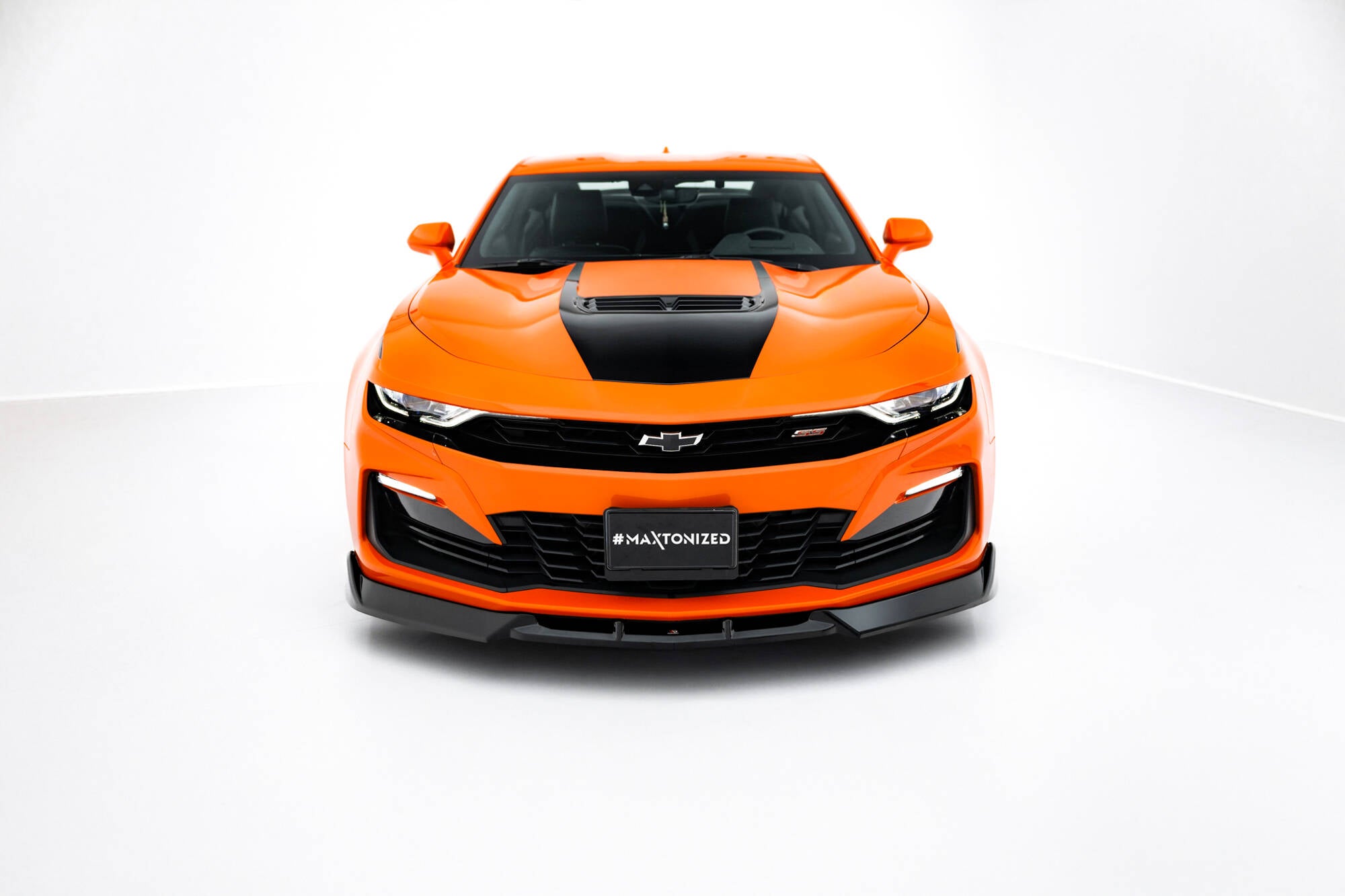 Frontleppe på Chevrolet Camaro SS MK6 Facelift V.2 med svarte detaljer og oransje karosseri.