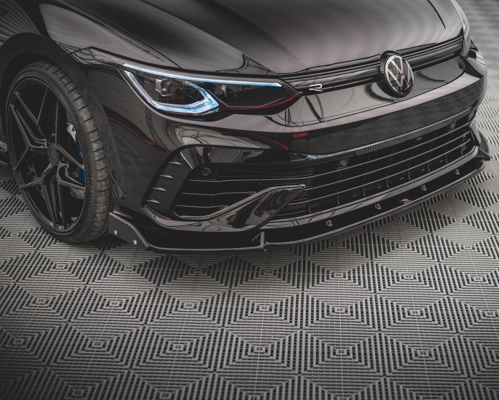 Frontspoiler VW Golf R MK8 V.2 på sort bil med LED-frontlykter, blank grill og sportslig frontfanger.