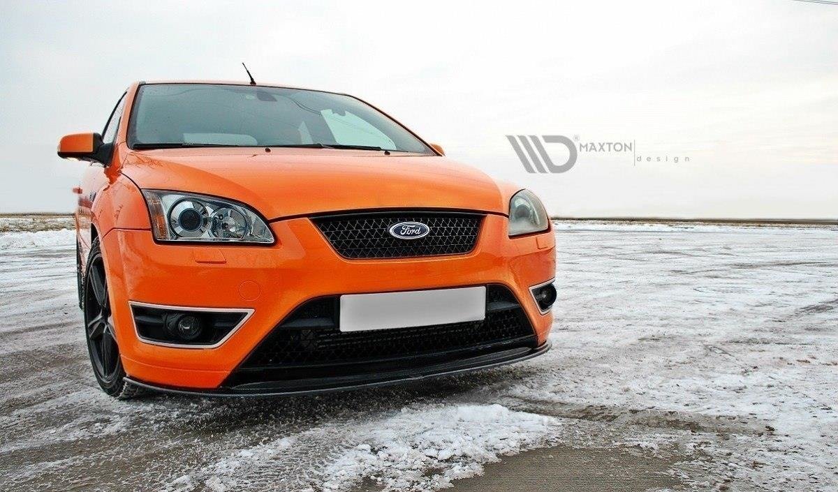 Frontspoiler Ford Focus ST MK2 V.2 montert på oransje bil parkert på snødekket bakke.