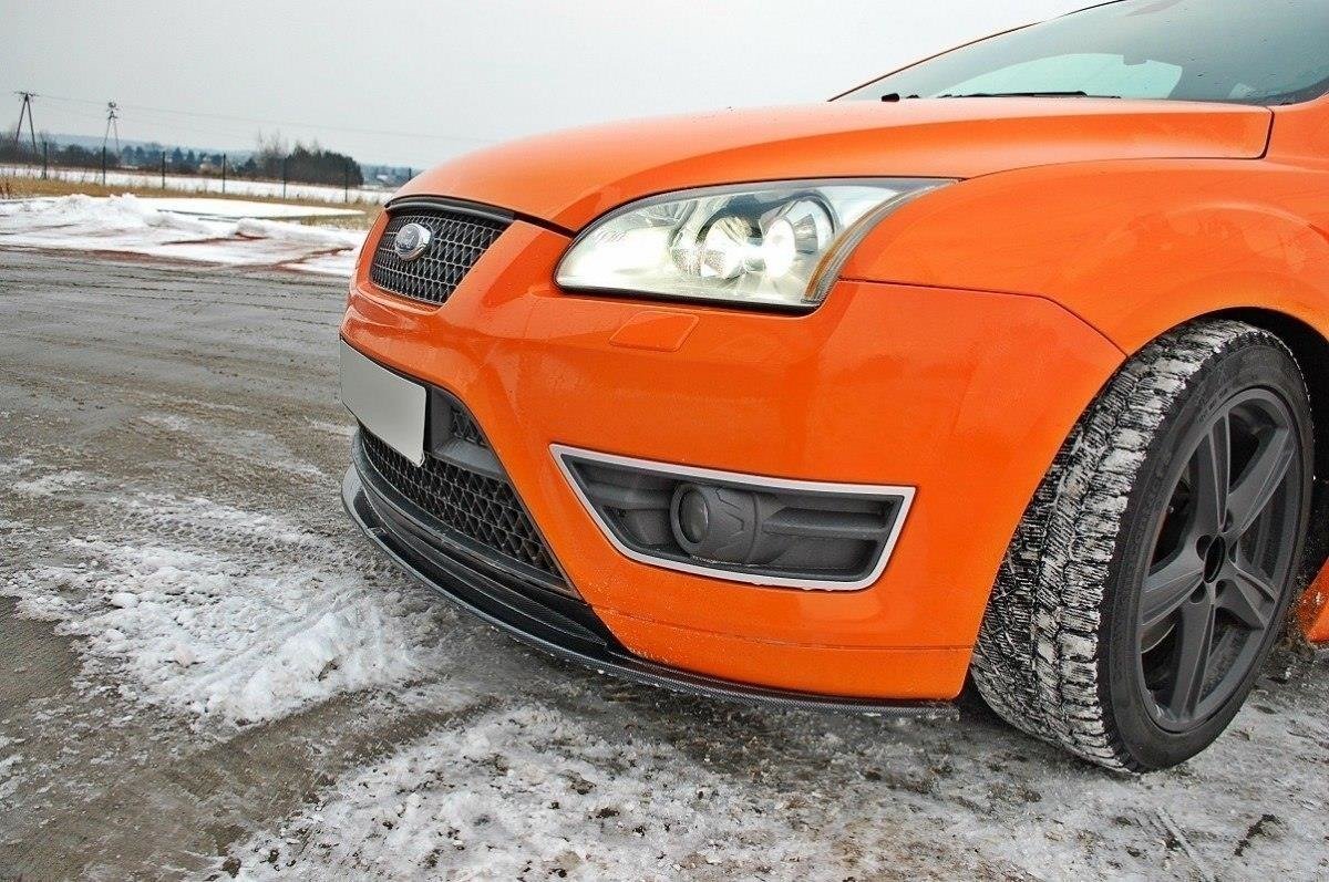 Frontleppe på oransje Ford Focus ST MK2 V.2 med sorte felger, sett forfra fra siden på snødekt vei.