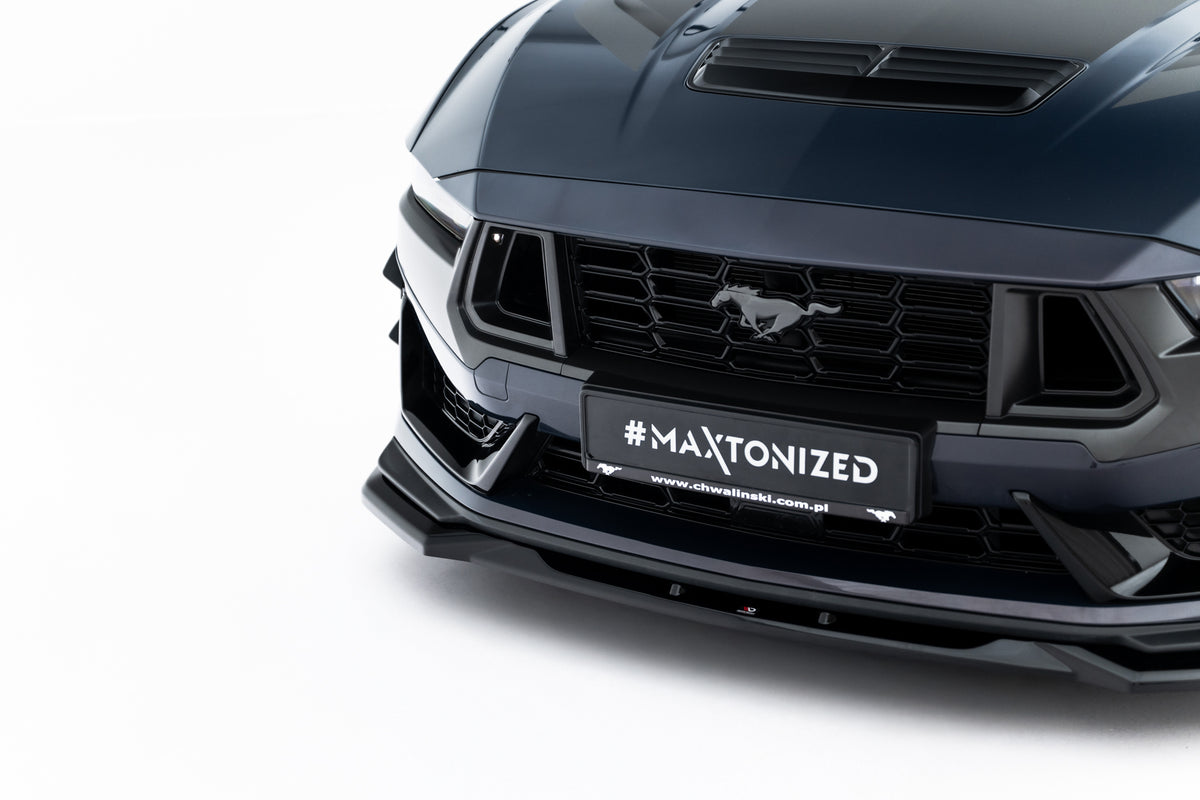Detalj av blank sort finish på Maxton frontsplitter til Mustang Mk7