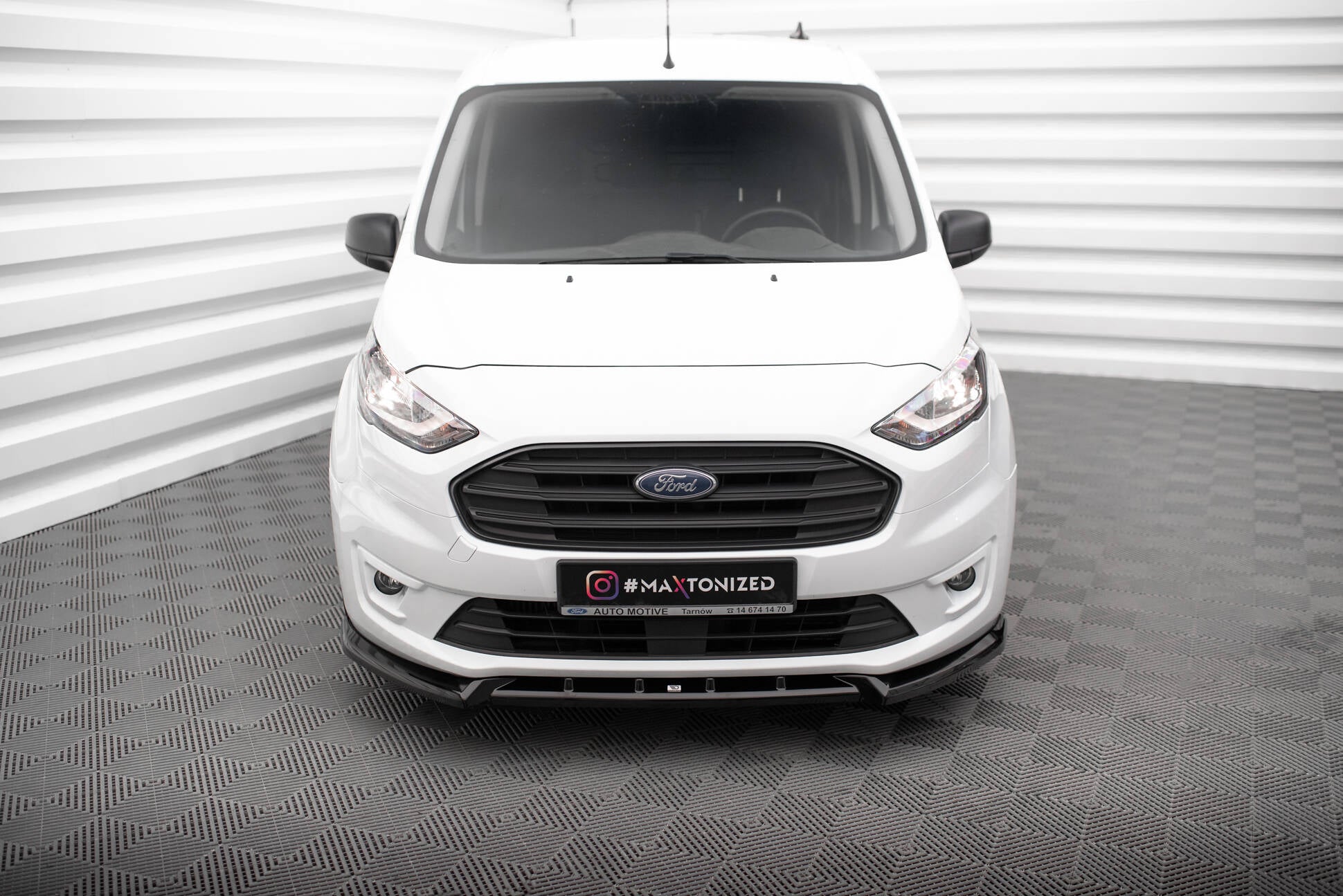 Frontleppe på Ford Transit Connect MK2 Facelift V.2 sett forfra med sorte detaljer på grill og speil.