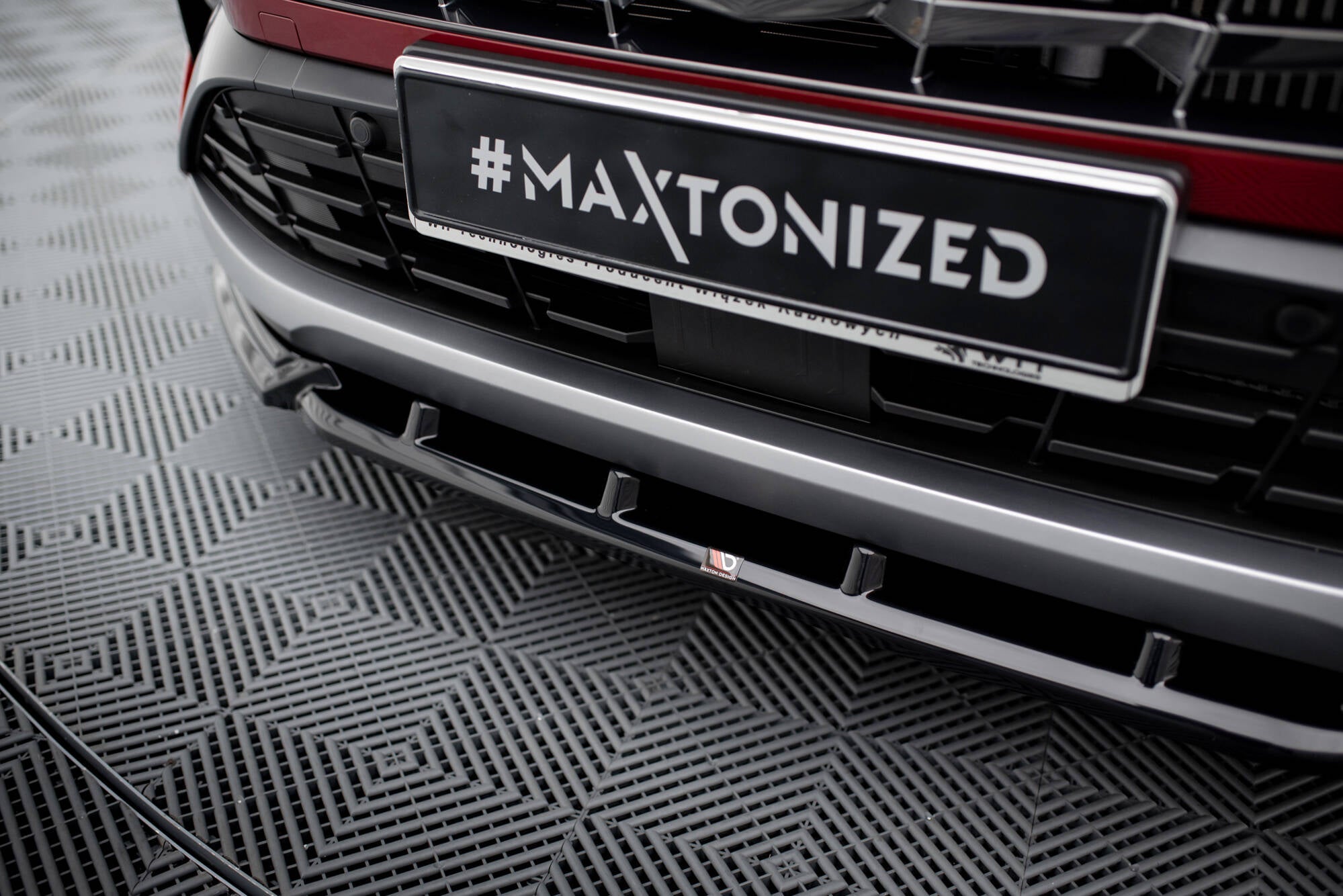 Spoiler til Hyundai Tucson N-Line MK4 V.2 i blank grå plast med sorte detaljer og skiltet "#MAXTONIZED".