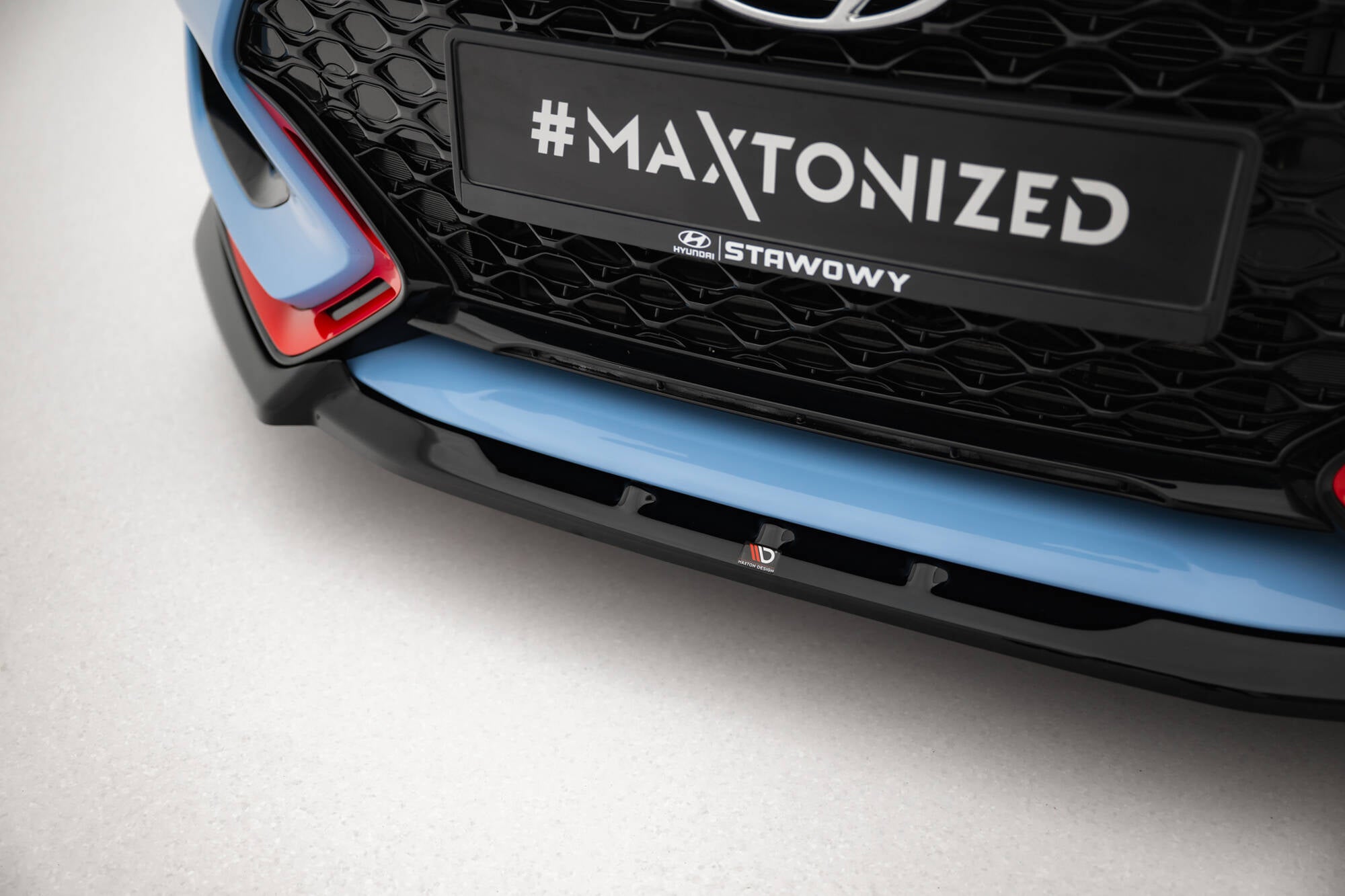 Spoiler til Hyundai Veloster N MK2 V.2 med sorte, lyseblå og røde detaljer samt Maxton Design-logo.
