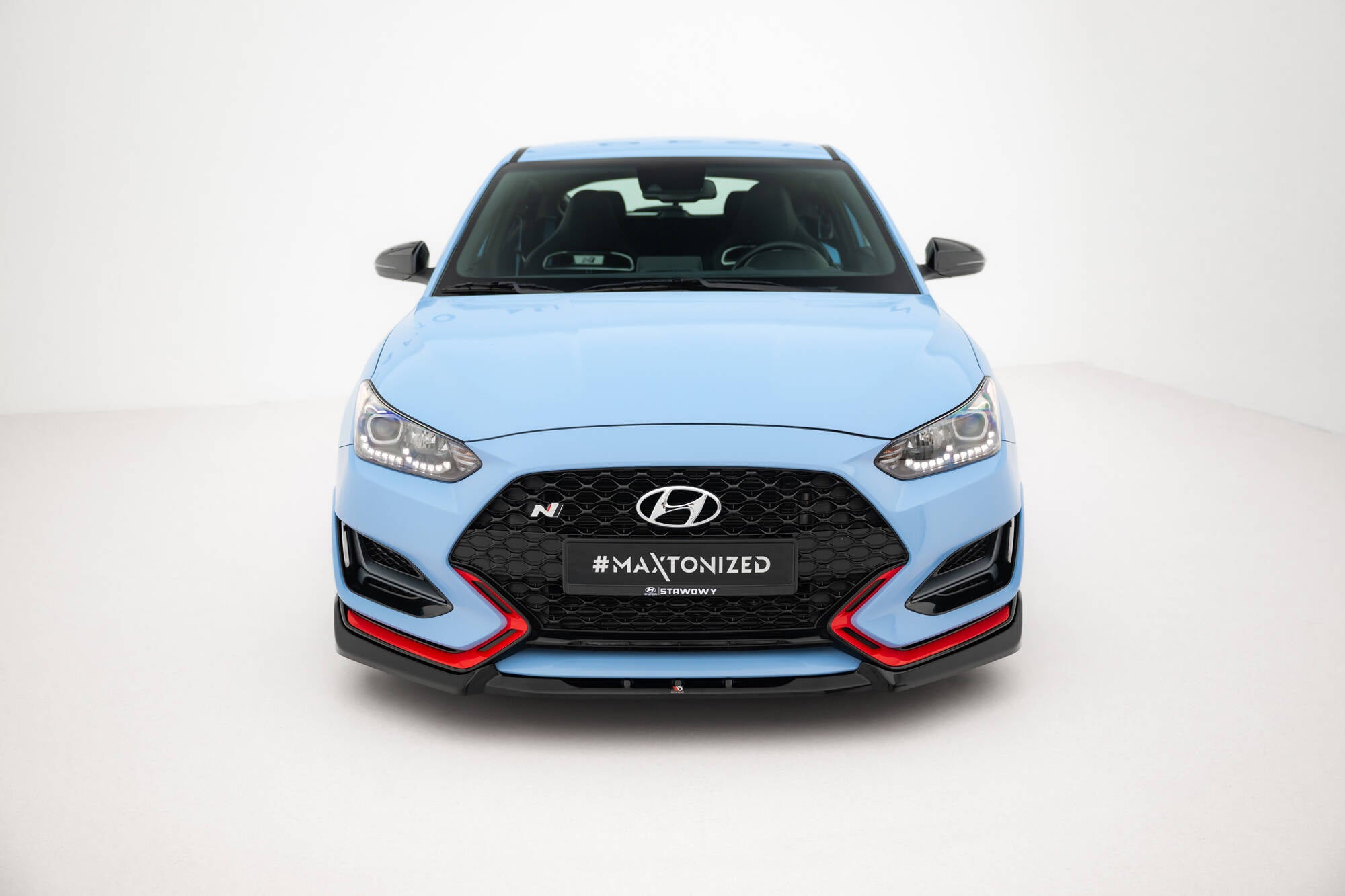 Frontleppe på Hyundai Veloster N MK2 V.2 med sorte luftinntak og rød kant nederst på støtfangeren.