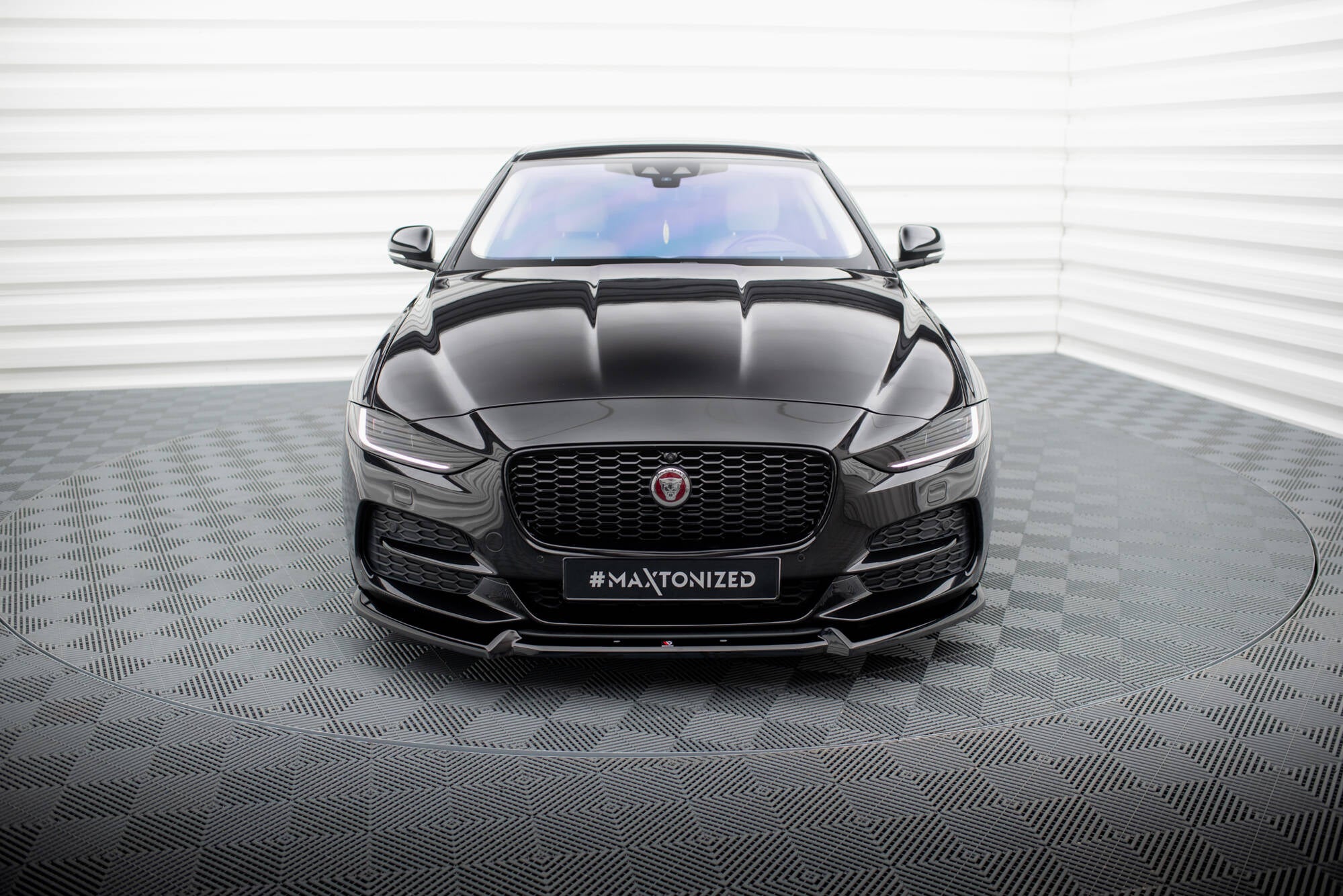 Frontleppe på Jaguar X760 XE Facelift V.2 med sort grill og skarpe LED-lykter fotografert forfra.