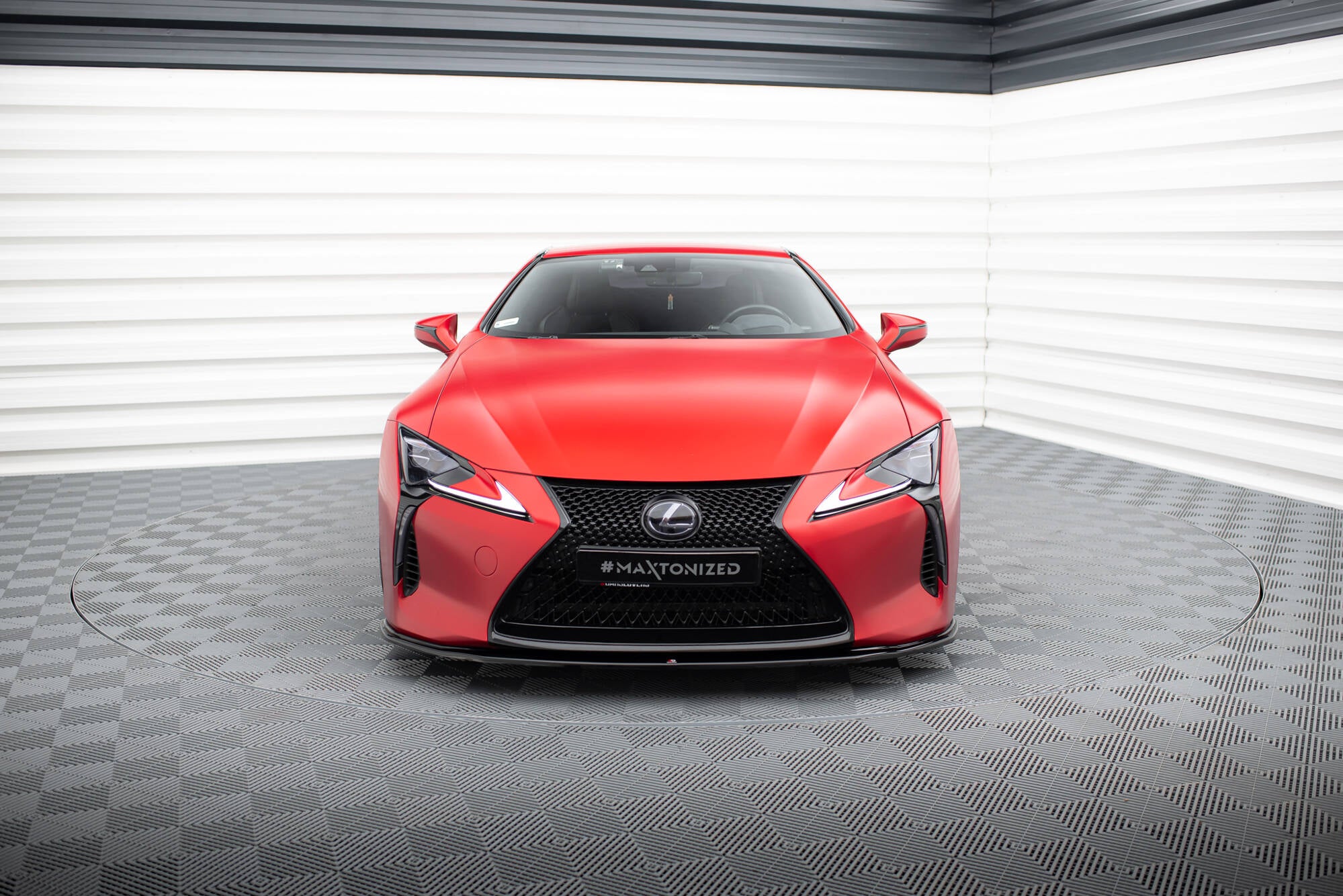 Frontleppe på Lexus LC 500 V.2 sett forfra med markert grill og LED-frontlykter i fotostudio.