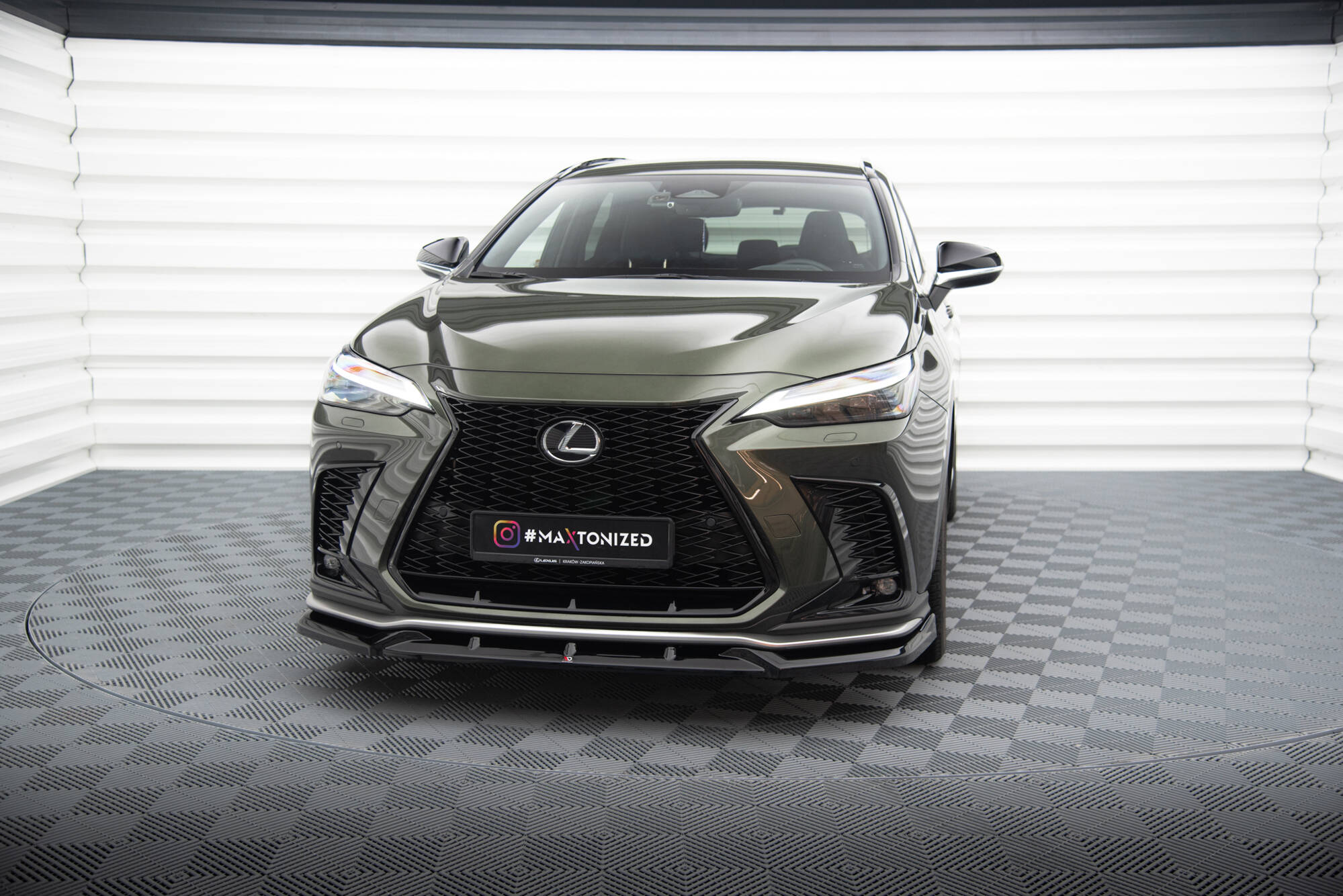Frontspoiler Lexus Nx F-Sport MK2 V.2 på grønn metallic SUV med sort grill og markante frontlys.