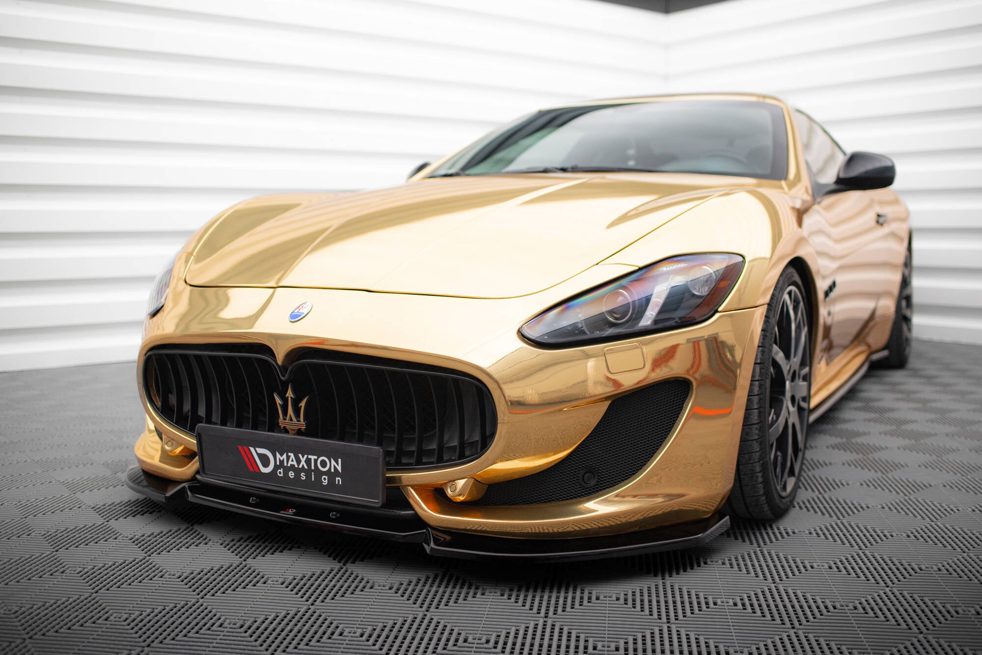 Frontspoiler Maserati Granturismo MK1 Facelift V.2 i gull med svarte felger og Maxton Design-logo.