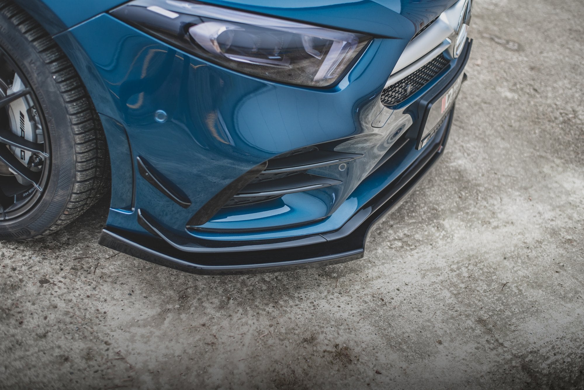 Front splitter på Mercedes A35 AMG Aero W177 V.2, sort med aerodynamiske detaljer mot asfalt.