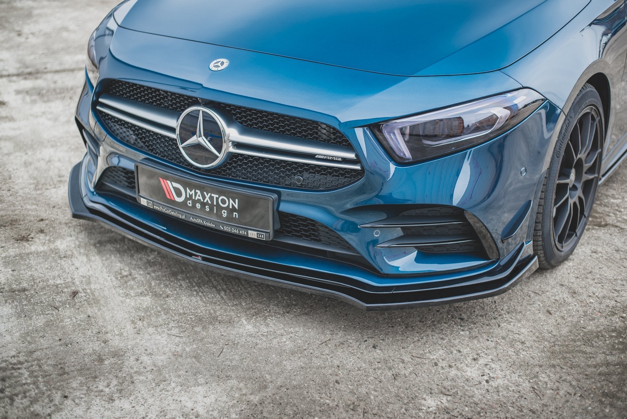 Frontspoiler Mercedes A35 AMG Aero W177 V.2 nærbilde med sort splitter og Maxton Design-skilt.