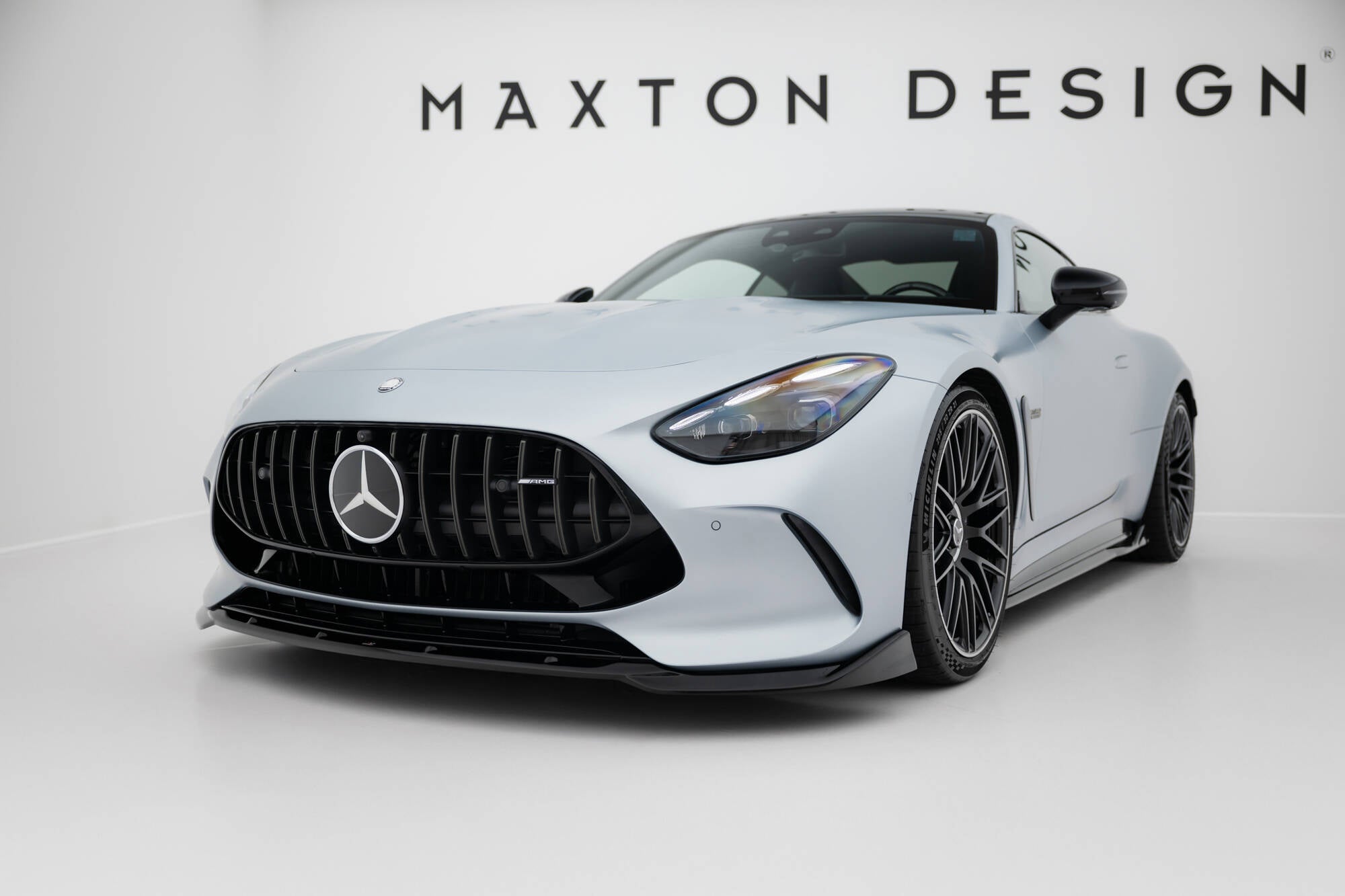 Frontspoiler på Mercedes GT 63 C192 V.2, lysegrå bil med sort grill og Maxton Design-logo bak.