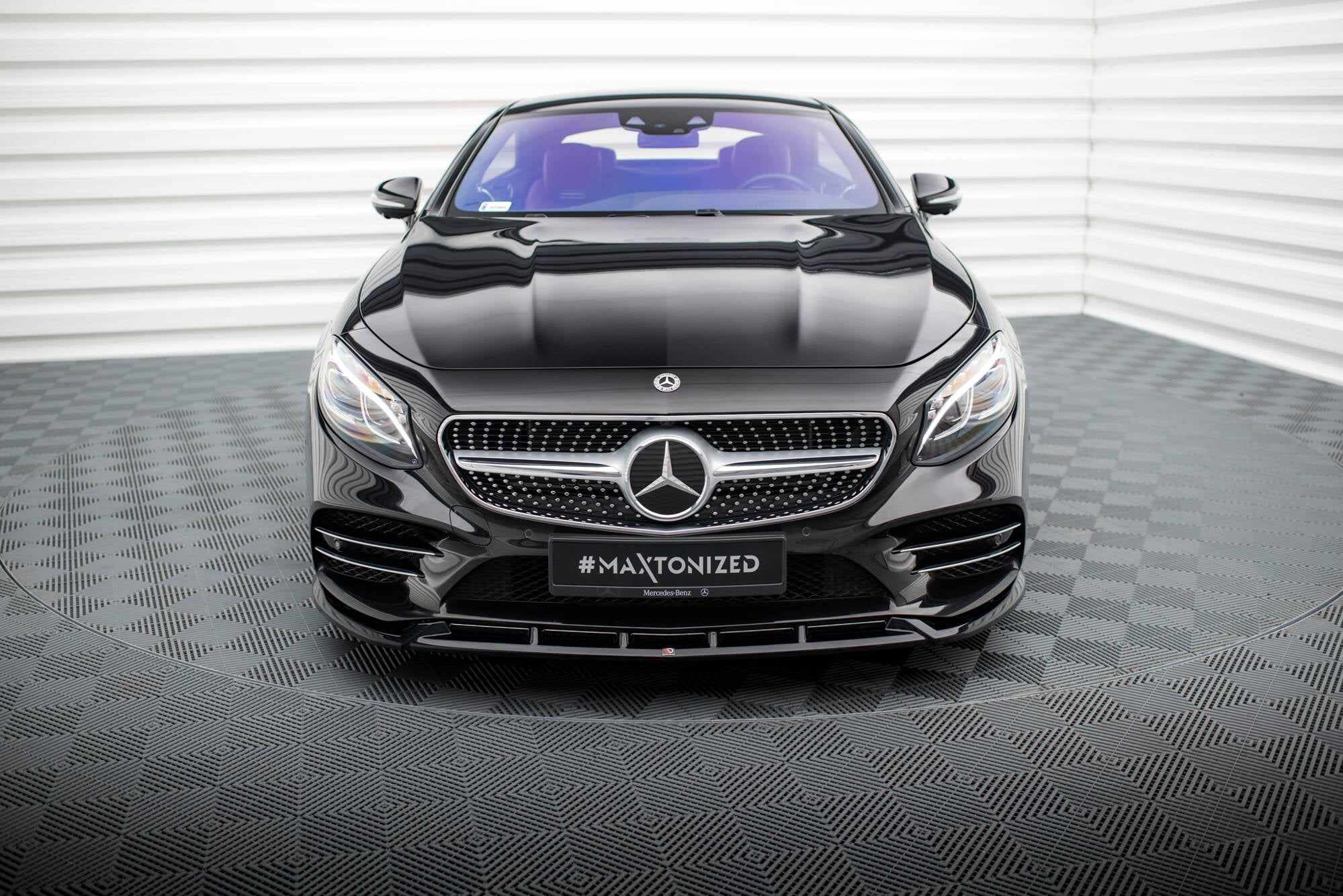 Frontleppe på Mercedes S Coupe AMG-Line C217 Facelift V.2 med blank finish og kromdetaljer foran.