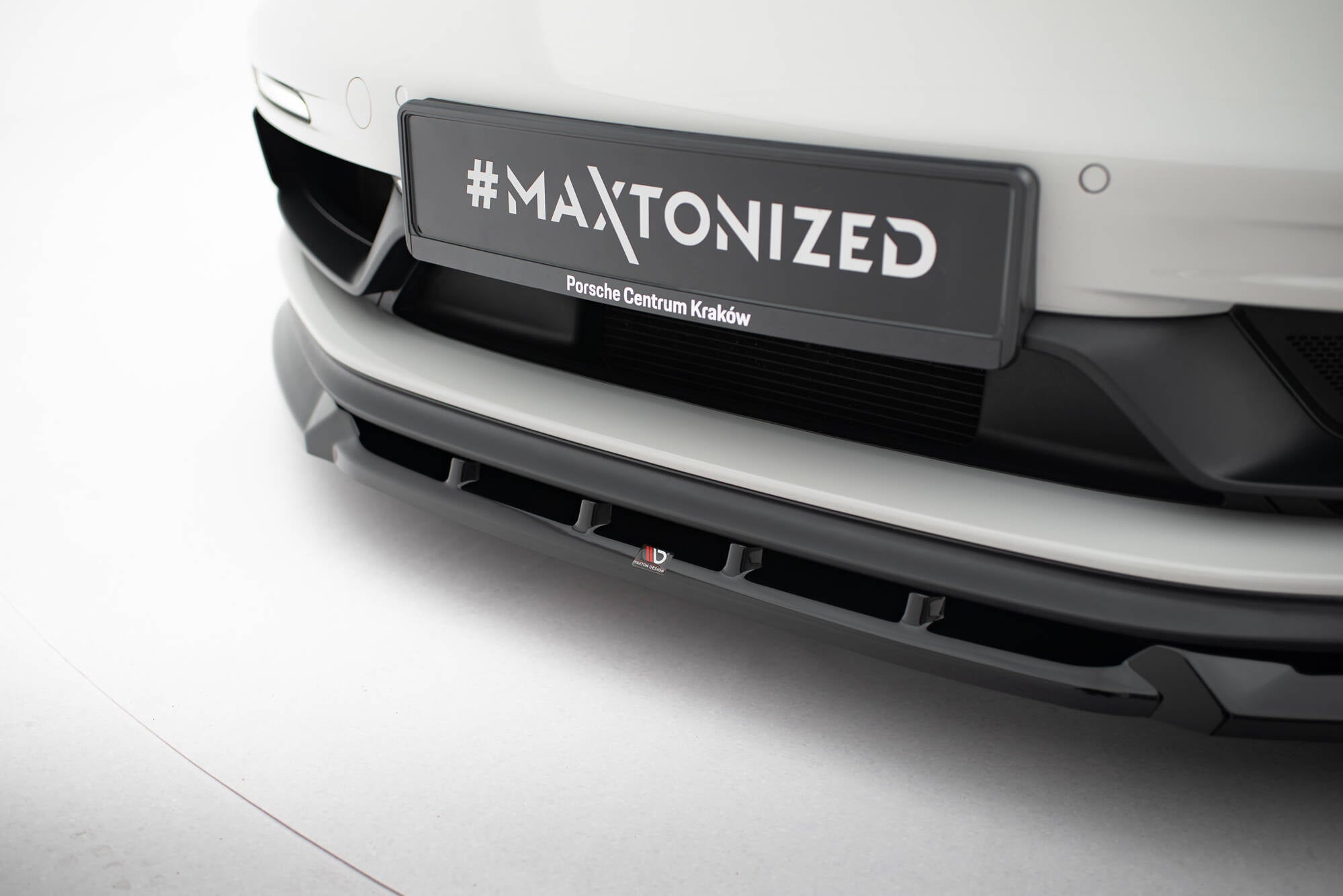 Spoiler til Porsche 718 Cayman GTs 982C V.2, svart frontsplitter med Maxton Design-logo.