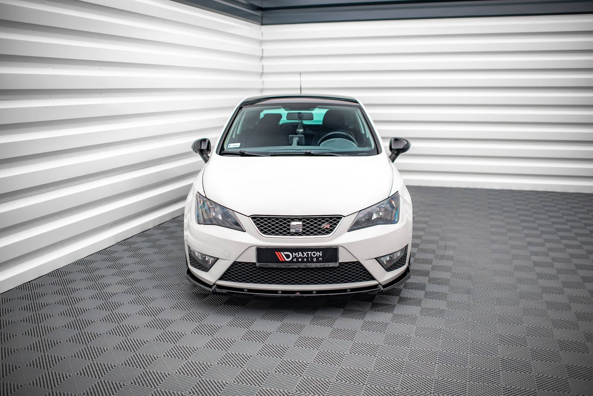 Frontleppe på Seat Ibiza FR SC MK4 Facelift, hvit bil med svarte detaljer, innendørs på rutete gulv.