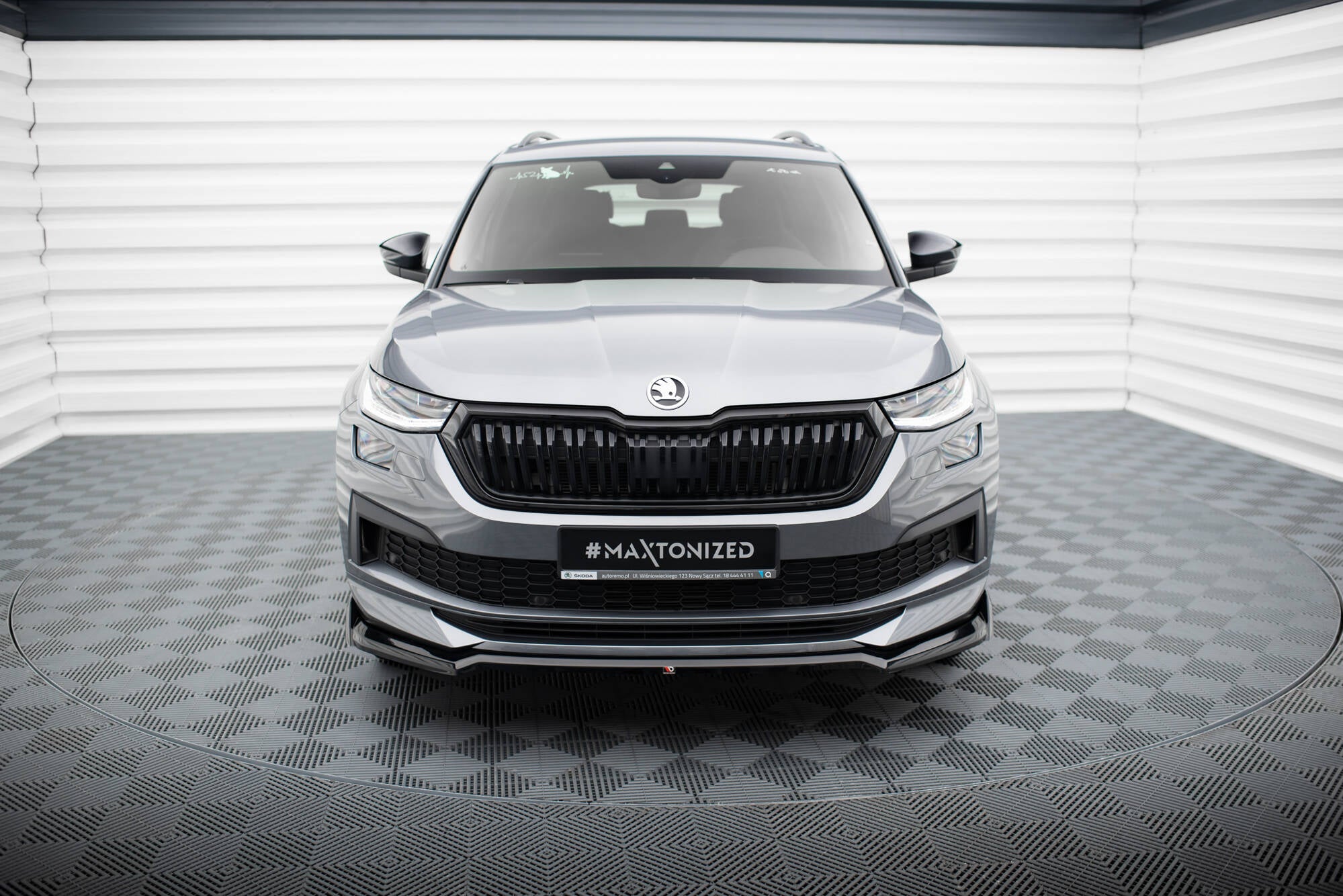 Frontleppe på Skoda Kodiaq Sportline MK1 Facelift V.2 sett forfra i lyst rom med sjakkmønstret gulv.