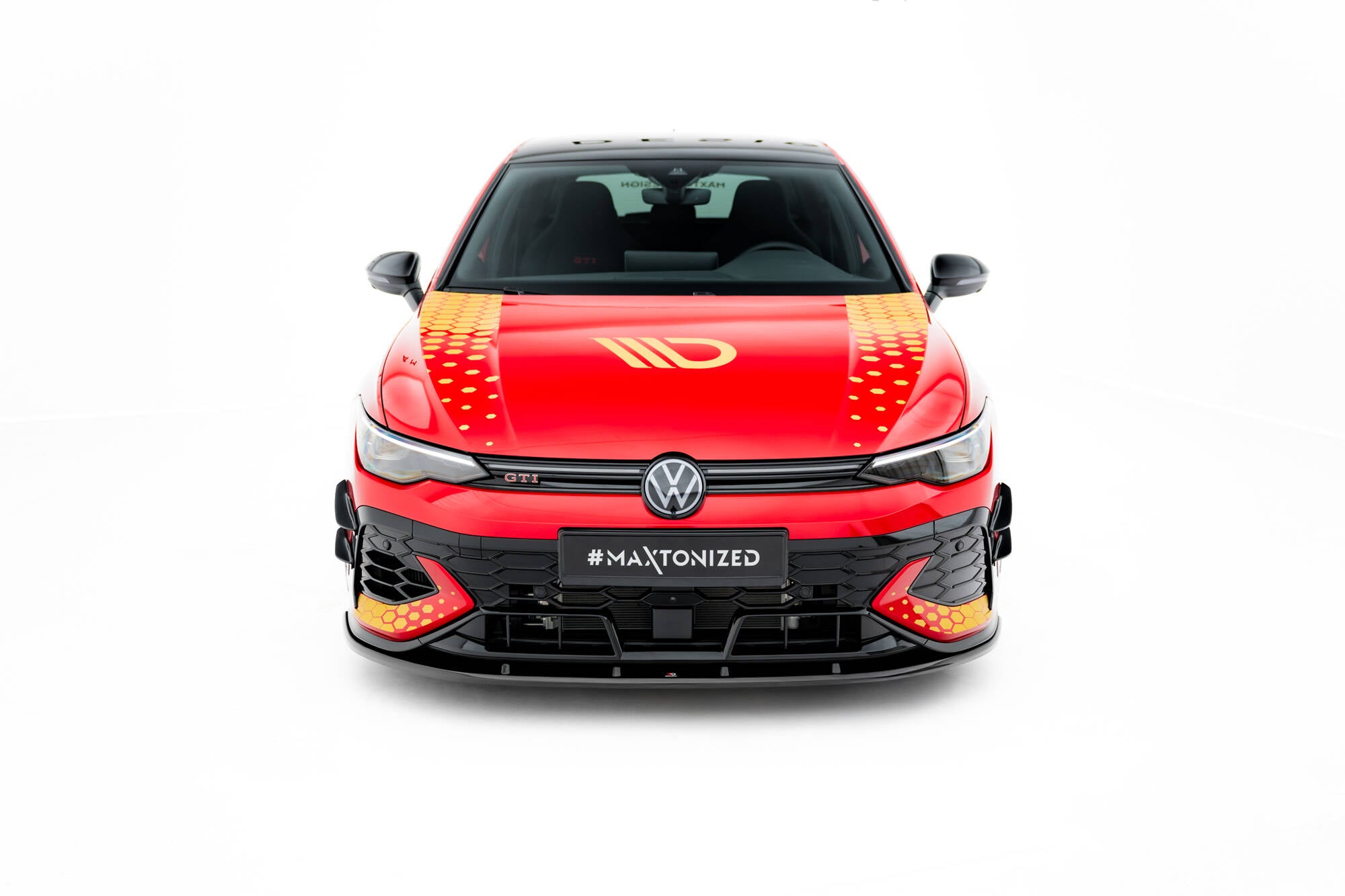 Frontleppe på VW Golf GTI Clubsport MK8 Facelift V.2 med sorte og gule detaljer, sett forfra.
