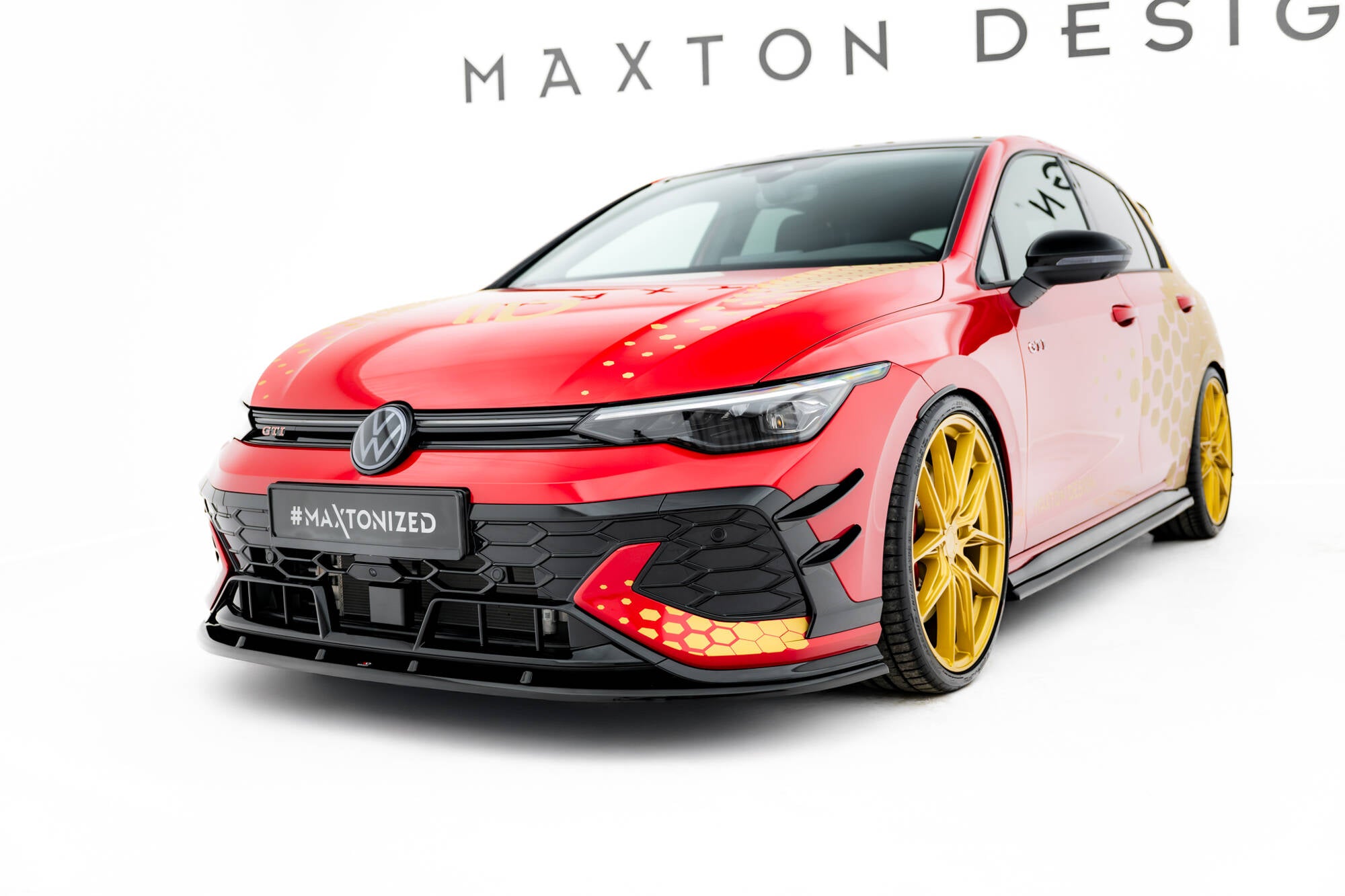 Frontspoiler VW Golf GTI Clubsport MK8 Facelift V.2 med gullfelger og gule heksagondetaljer, sett forfra.