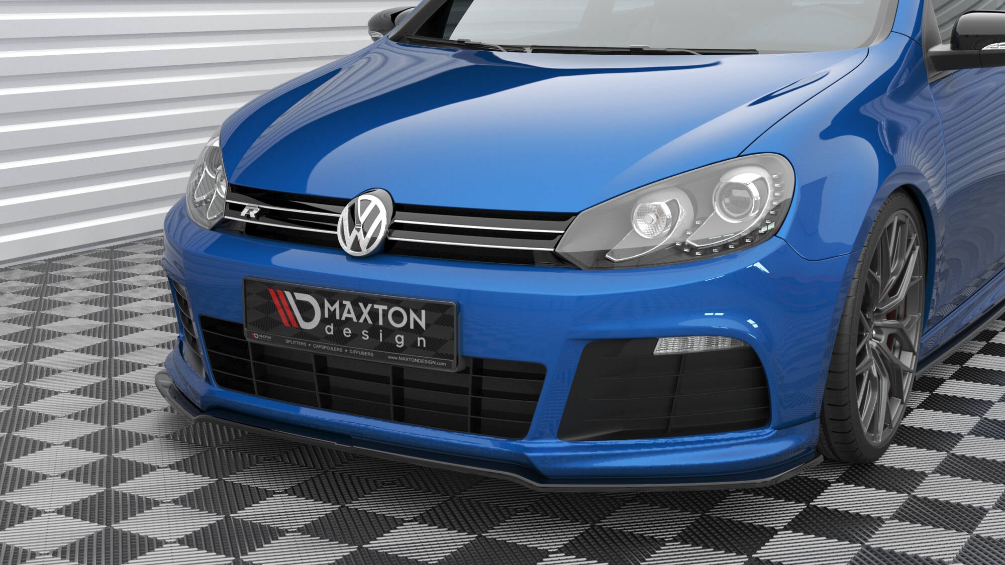 Spoiler på VW Golf R MK6 med sort frontleppe, sportshjul og Maxton Design-logo, sett forfra.