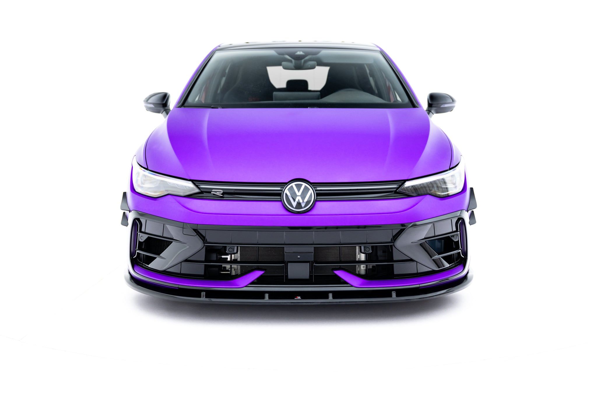 Frontleppe på VW Golf R MK8 Facelift V.2, lilla bil forfra med svart grill og VW-logo.