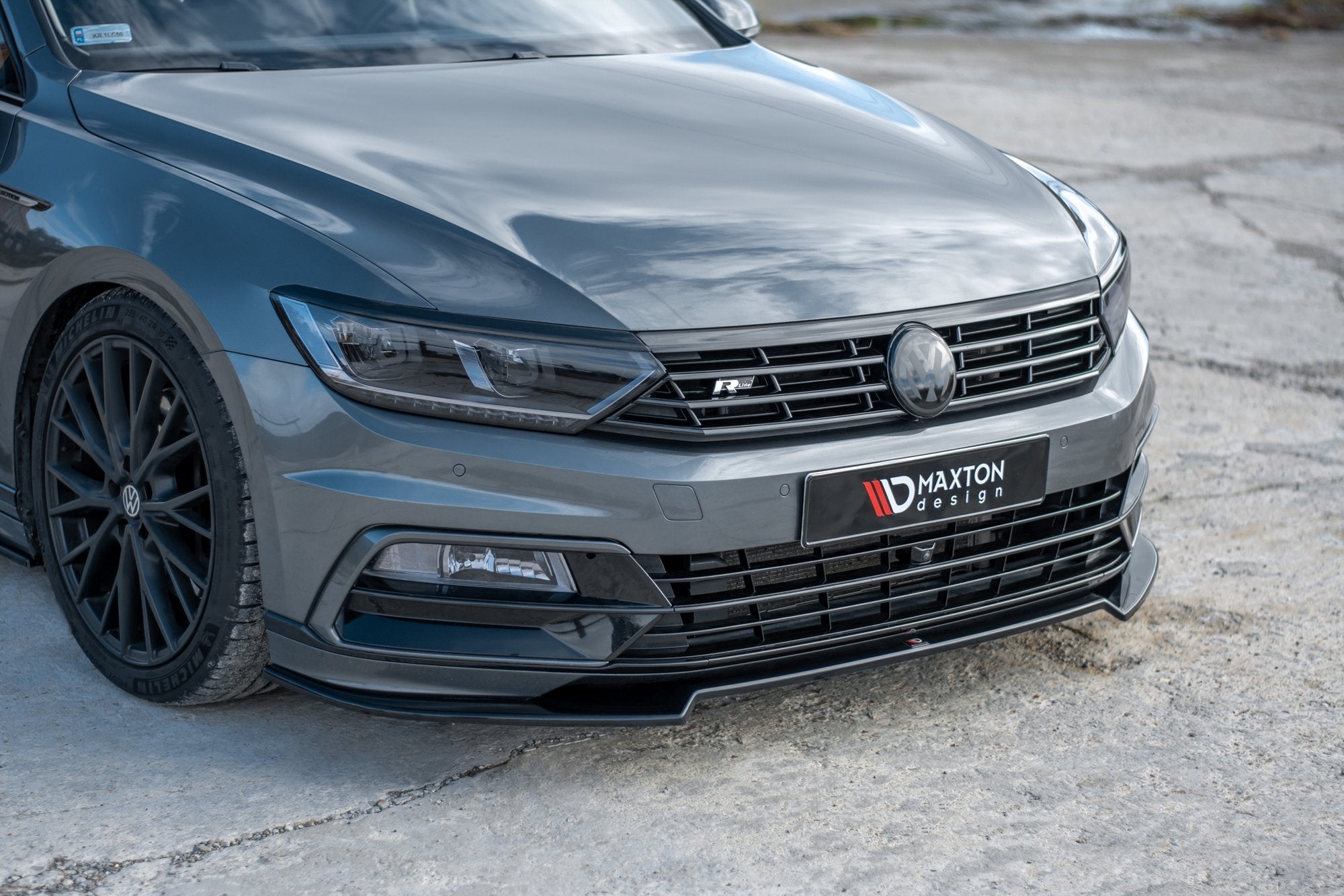 Spoiler på VW Passat R-Line B8 V.2 med sorte detaljer og Maxton Design-logo, sett fra venstre front.