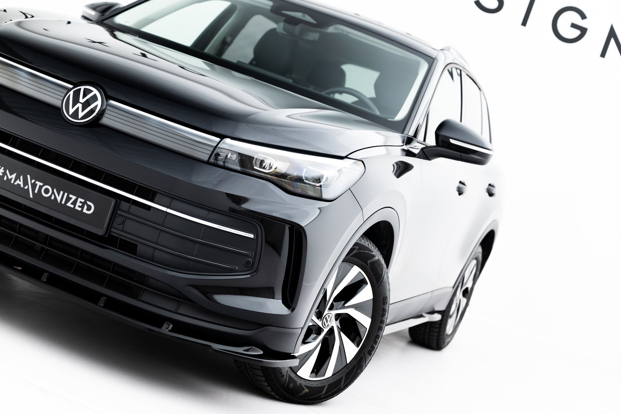 Frontleppe VW Tiguan MK3 V.2 montert på svart SUV med LED-lykter og kromdetaljer mot hvit bakgrunn.
