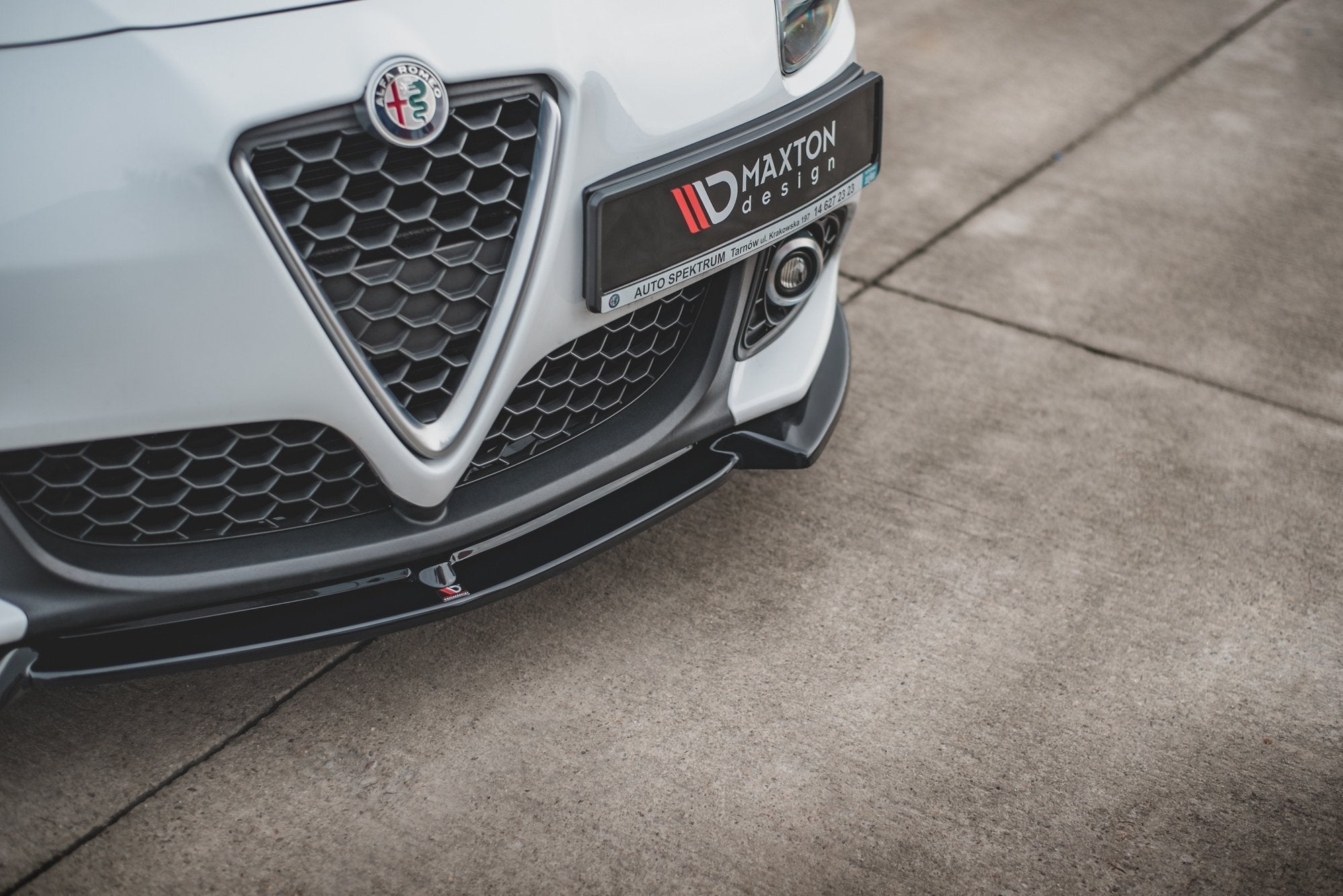 Spoiler til Alfa Romeo Giulietta V.3, sort frontsplitter med blank finish under grill og tåkelys.