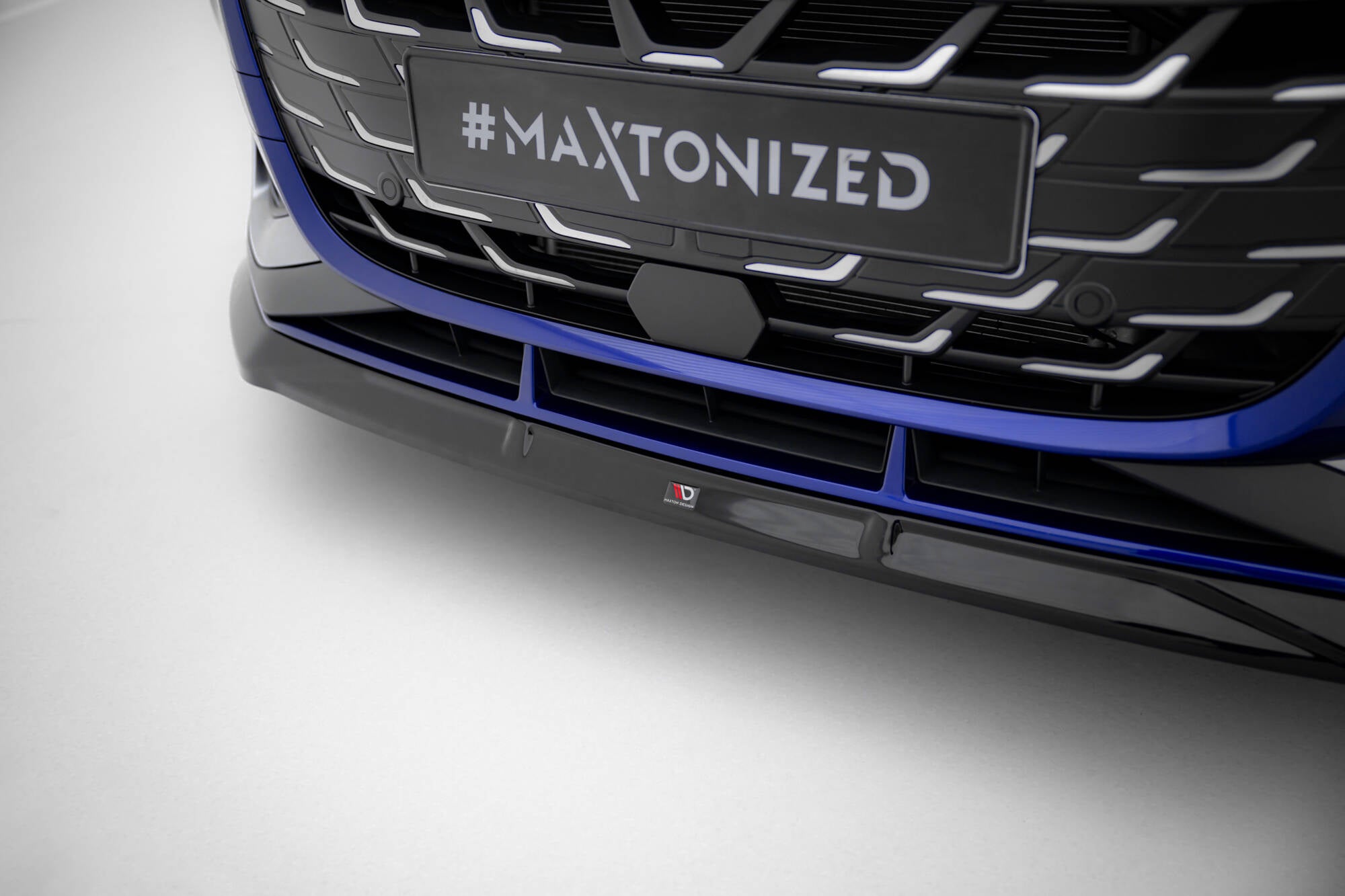 Spoiler på Audi A3 S-Line Sedan 8Y Facelift V.3 med glossy svart finish og liten logo foran.