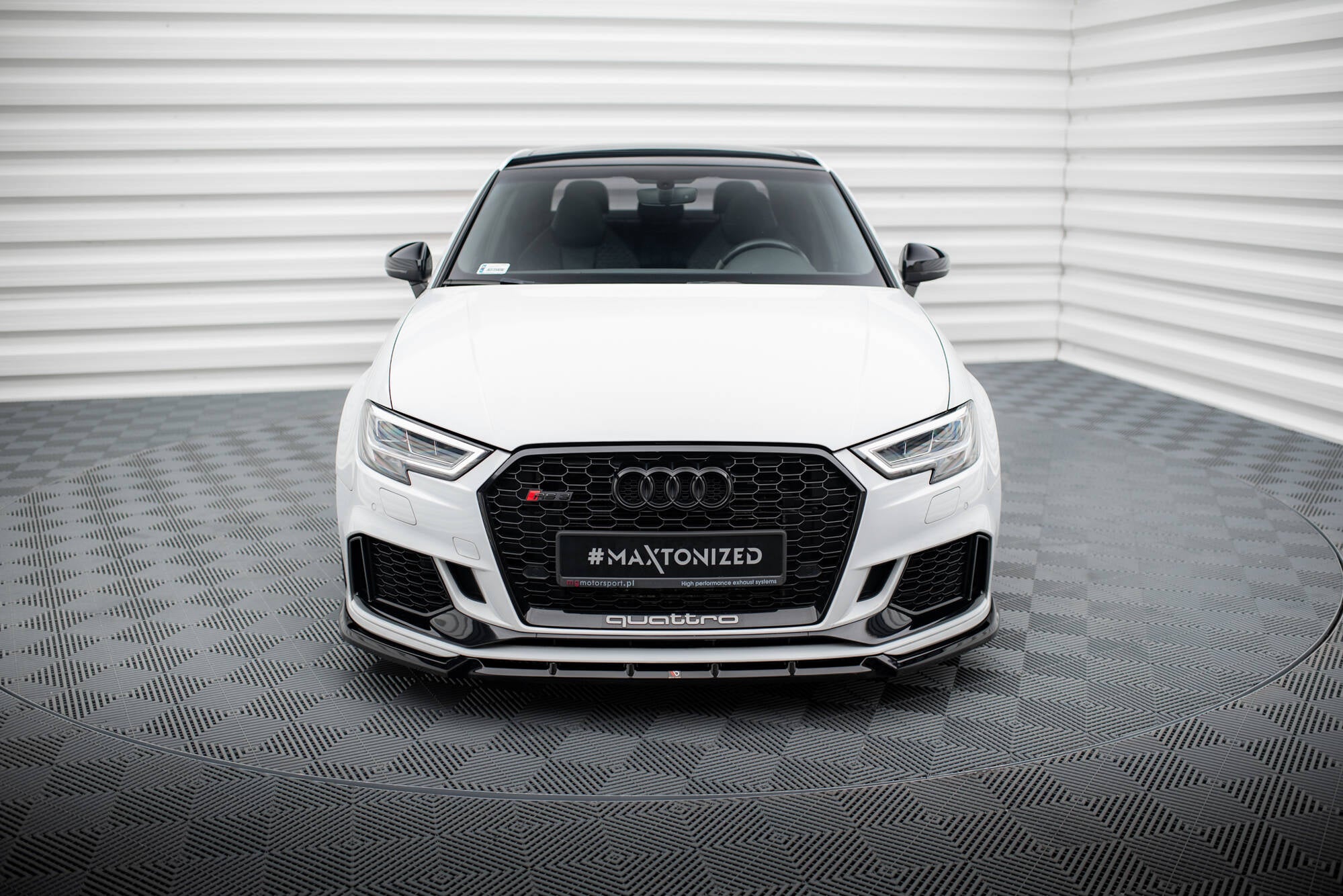 Frontleppe på Audi RS3 Sedan 8V Facelift V.3 med sort grill og markante LED-frontlykter.
