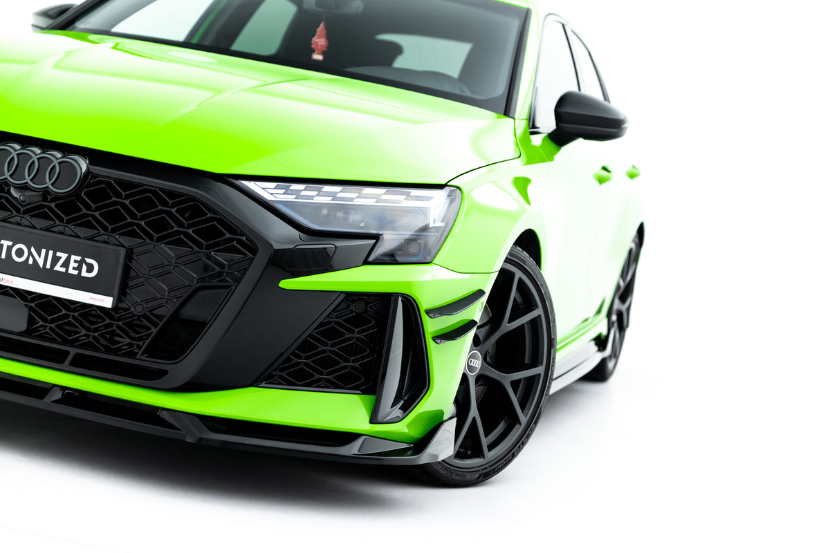 Nærbilde av frontsplitter i blank sort på Audi RS3 8Y Facelift