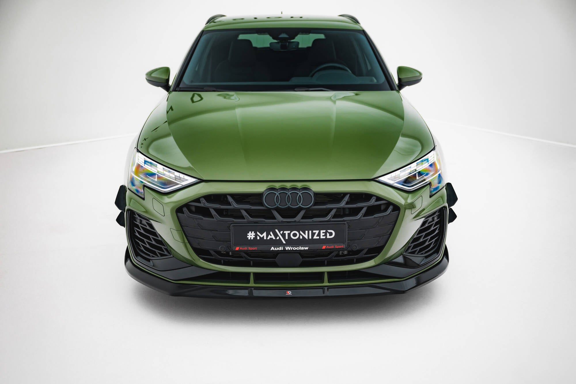 Frontleppe Audi S3 Sportback 8Y Facelift med sort grill og markerte LED-frontlys sett forfra.