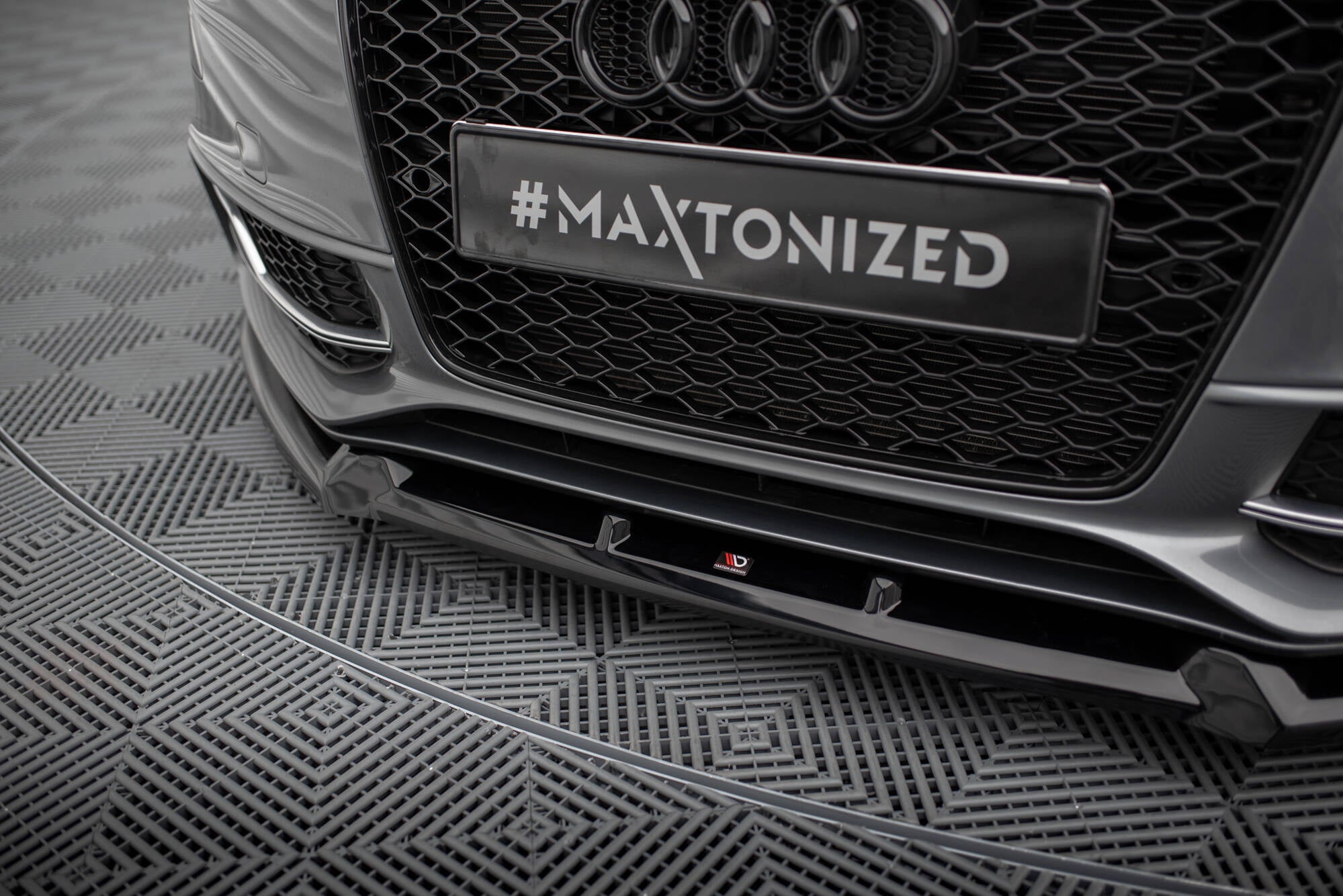 Spoiler Audi S5 S-Line Coupe med sort frontsplitter, bikubemønstret grill og skiltet #MAXTONIZED.
