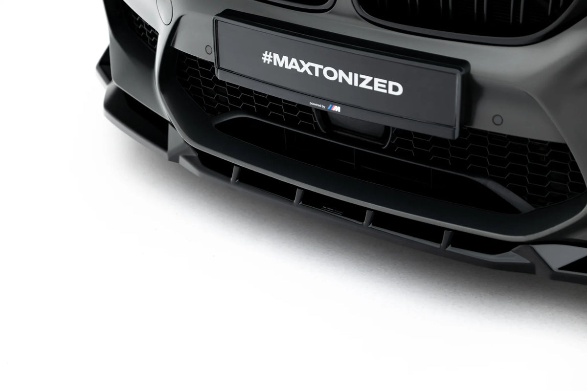 Detalj av kanten på frontsplitter til BMW M5 F90 i blank sort finish