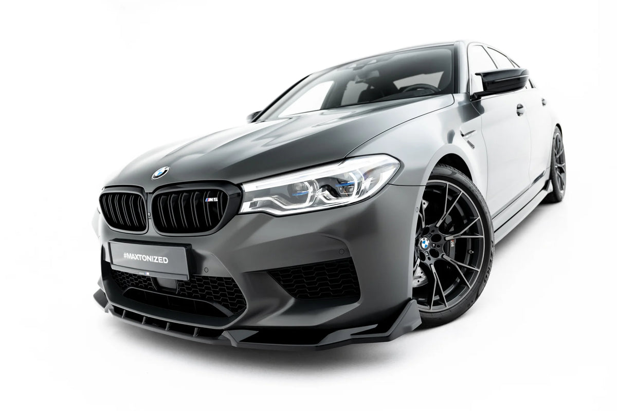 Frontsplitter til BMW M5 F90 i blank sort ABS-plast montert på frontfangeren