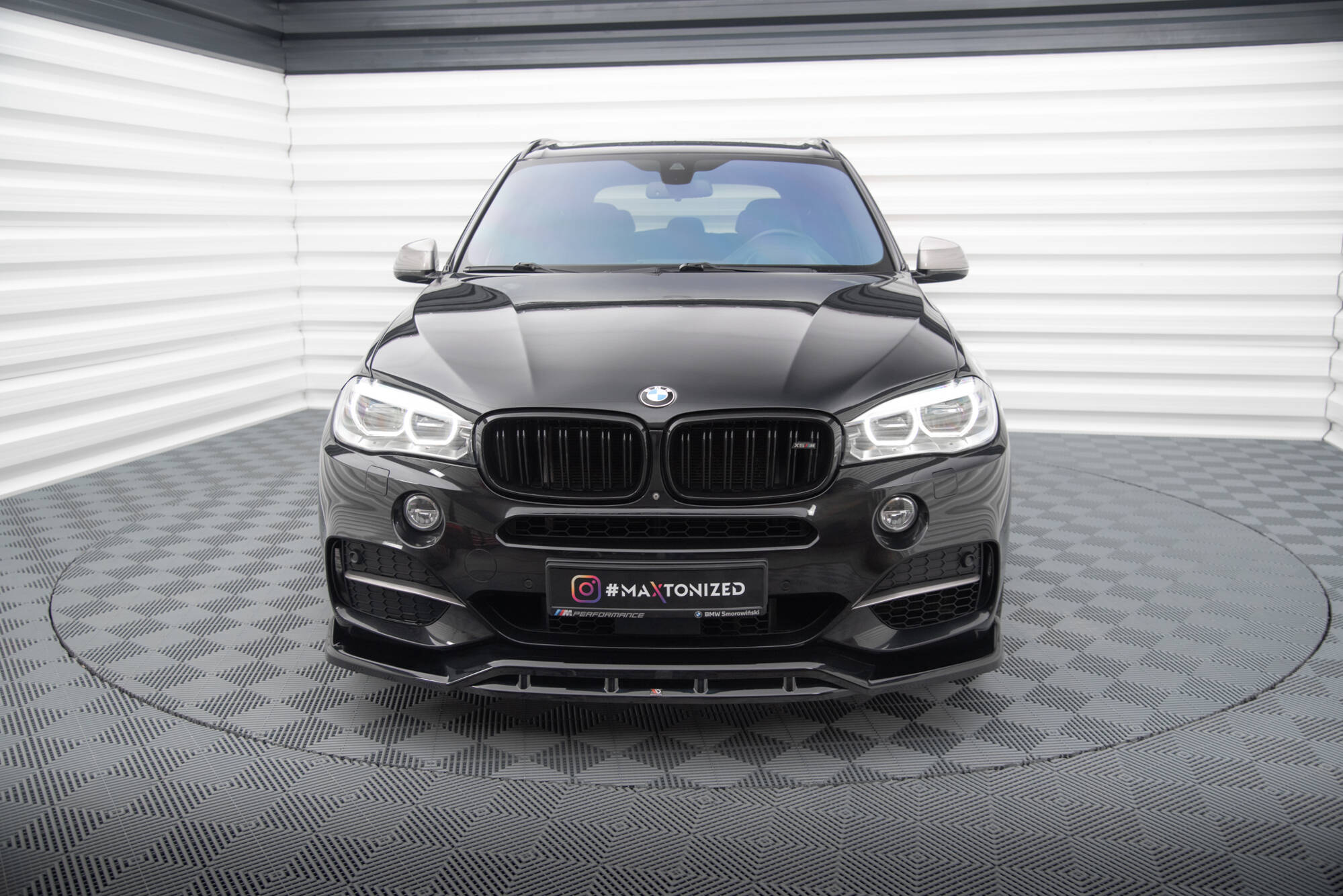Frontleppe på sort BMW X5 F15 M-Pakke V.3 sett forfra med LED-lykter og sportslig grill.