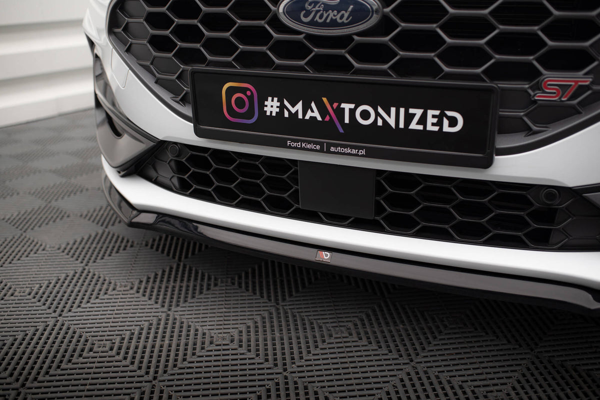 Detaljbilde av frontsplitter i Gloss Black til Ford Focus Mk4 Facelift