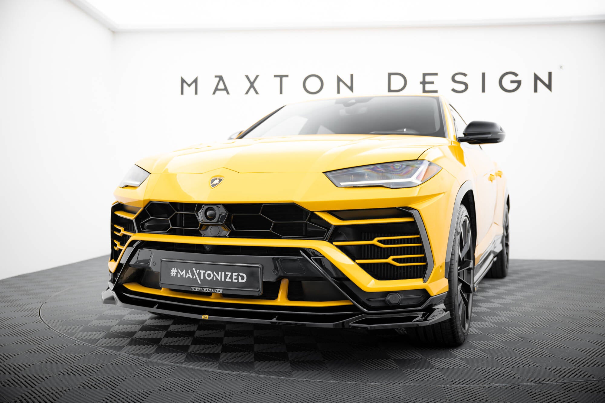 Frontspoiler Lamborghini Urus MK1 V.3 sett forfra med sorte detaljer og markante luftinntak.