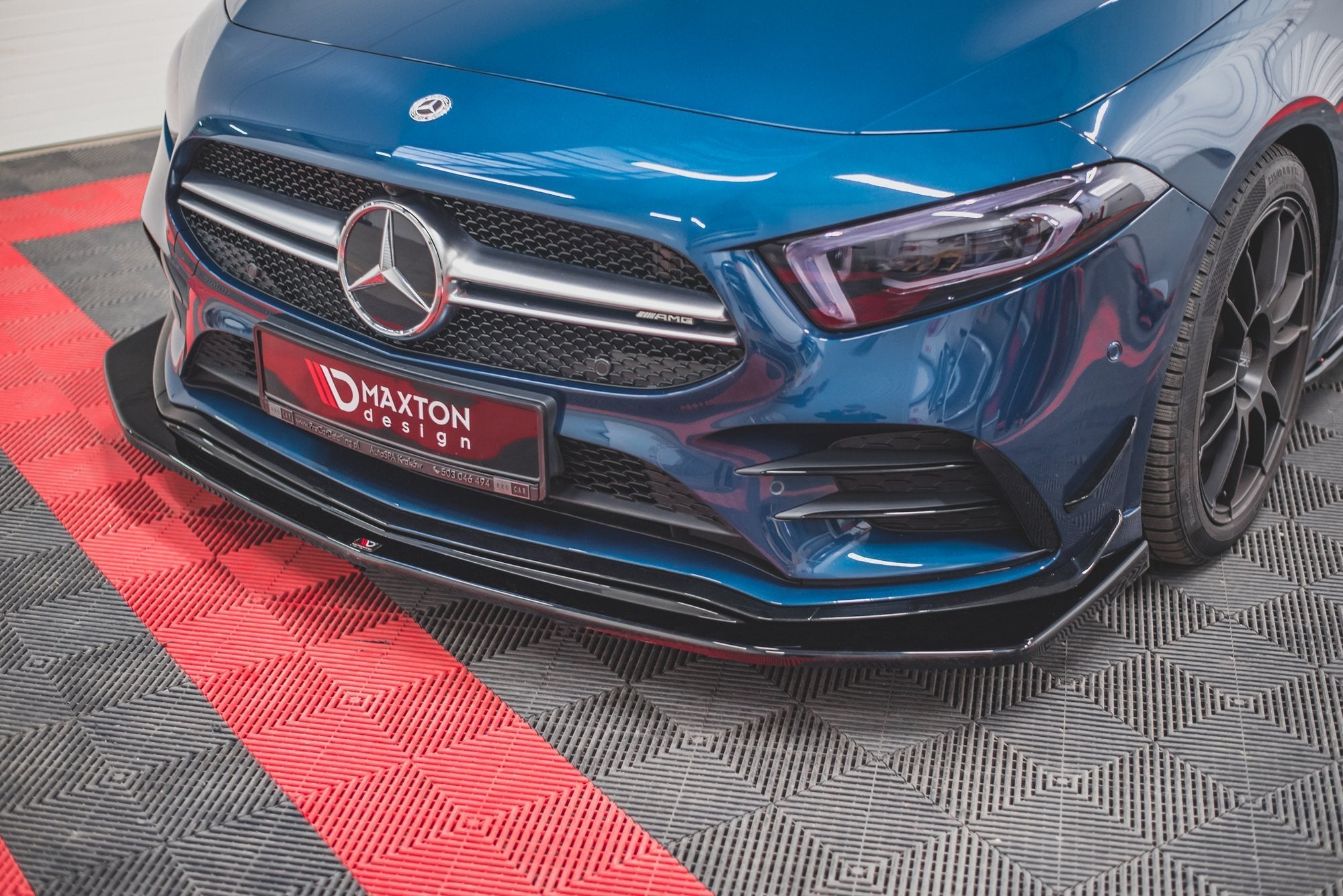 Frontspoiler Mercedes A35 AMG Aero W177 V.3 montert på blå bil med sort frontleppe og sportslige felger.