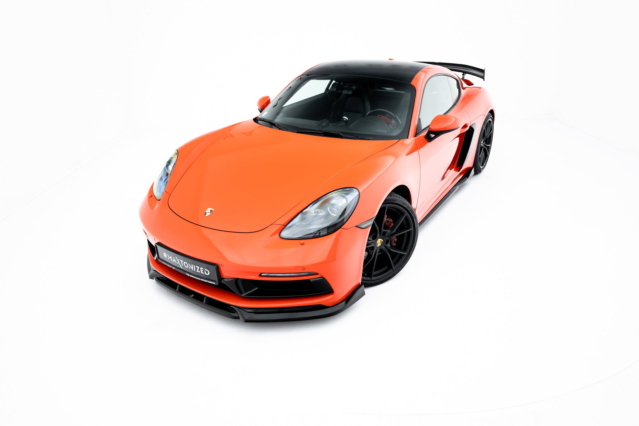 Frontspoiler Porsche 718 Cayman GTs 982C V.3 i oransje med svart tak, sett skrått forfra fra høyre side.