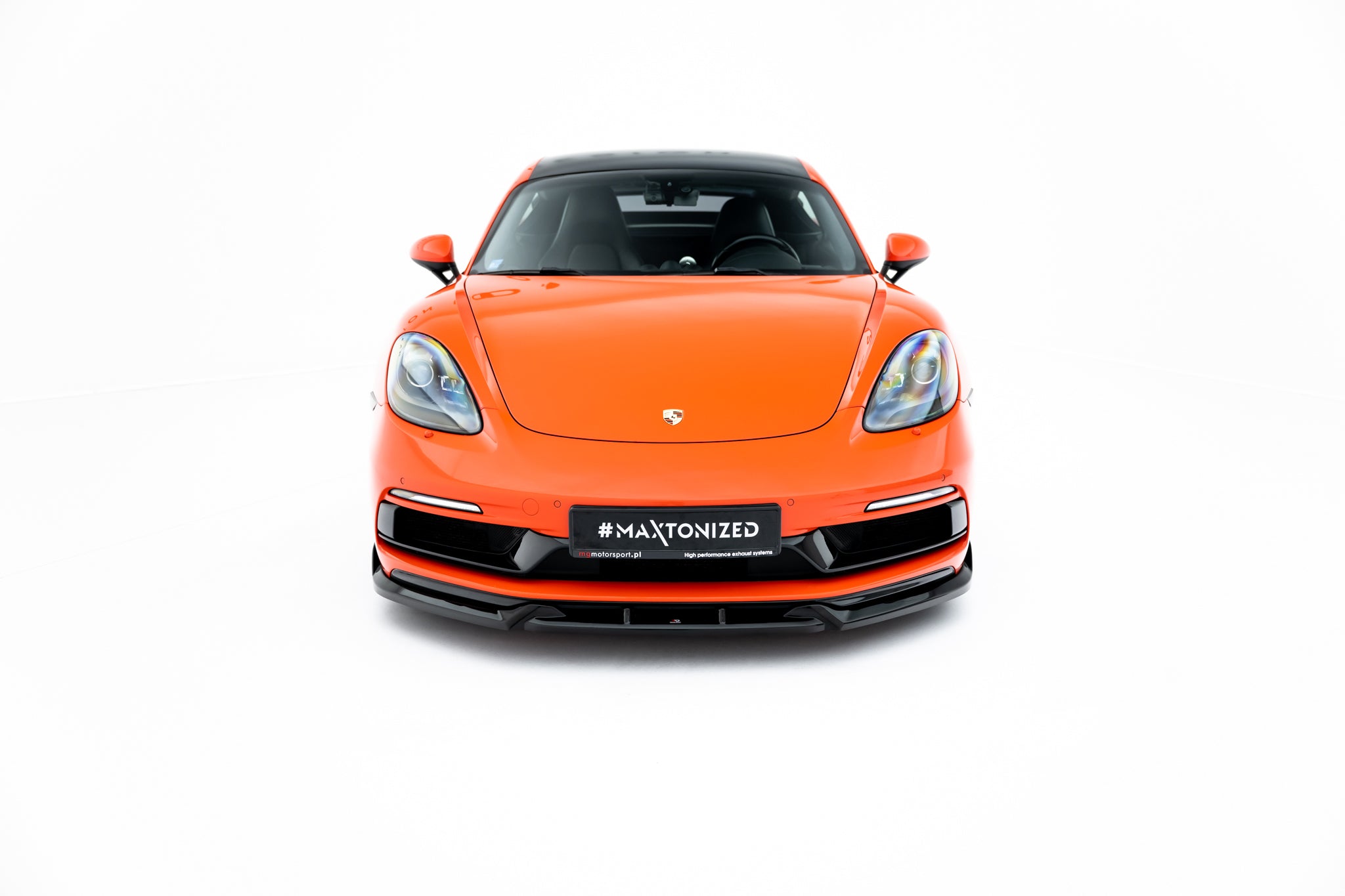 Frontleppe på Porsche 718 Cayman GTs 982C V.3 med svarte detaljer og LED-frontlykter, sett forfra.