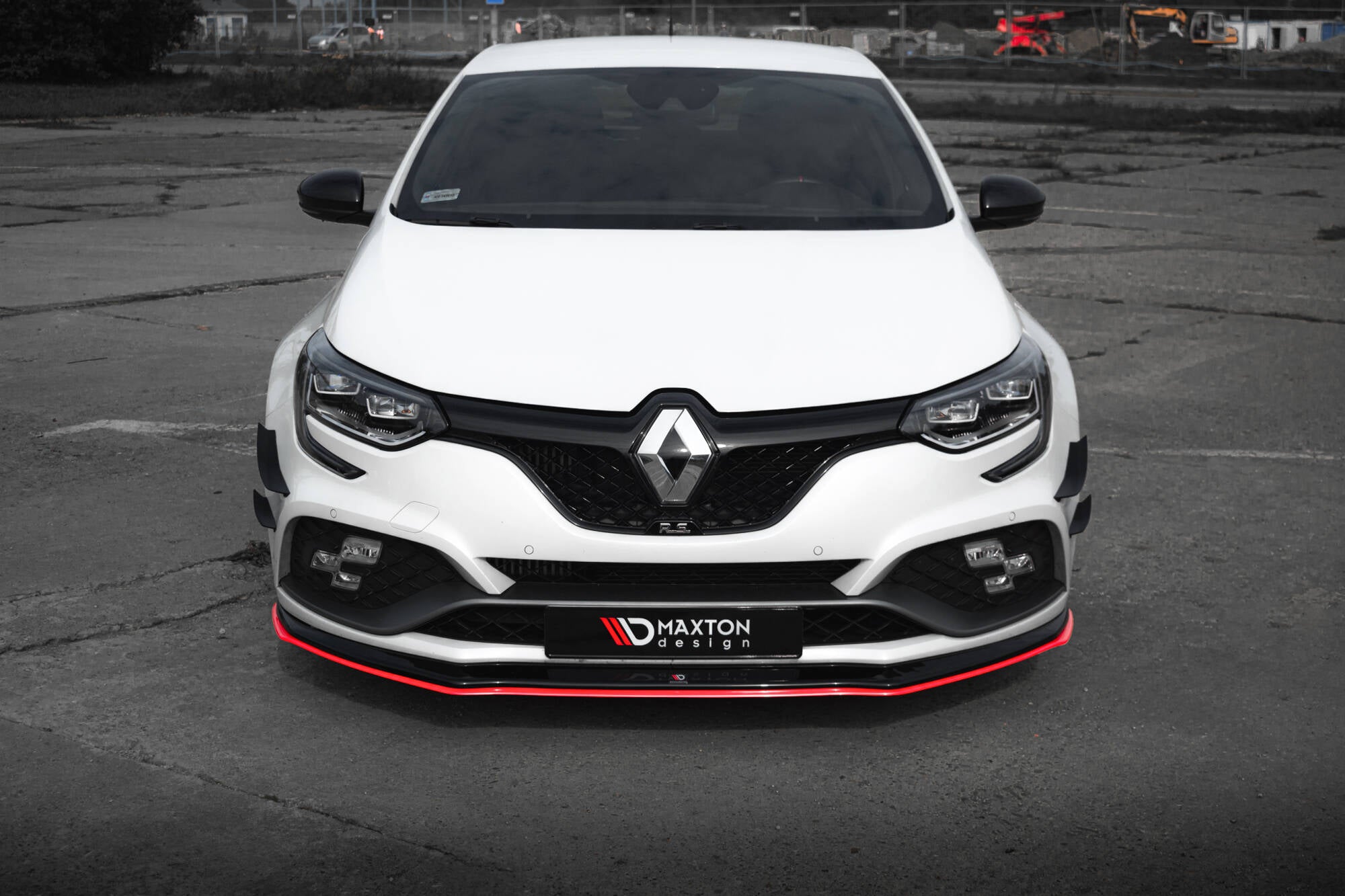 Frontleppe til Renault Megane RS MK4 V.3 med sort grill og rødt detaljbånd sett forfra.