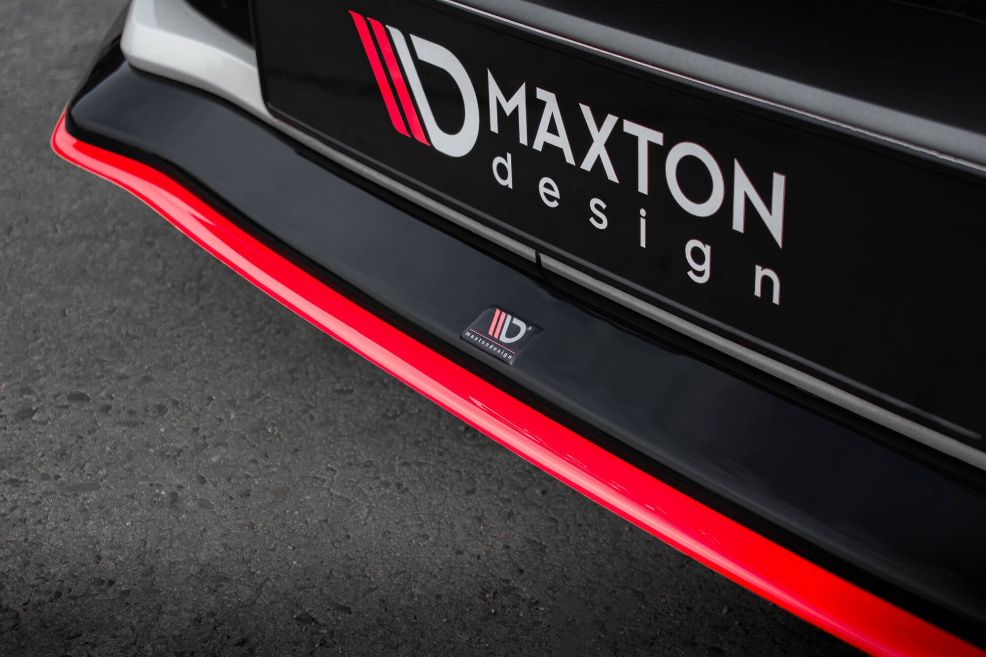 Spoiler Renault Megane RS MK4 V.3 i sort med rød kant, Maxton Design-logo, sett ovenfra på asfalt.